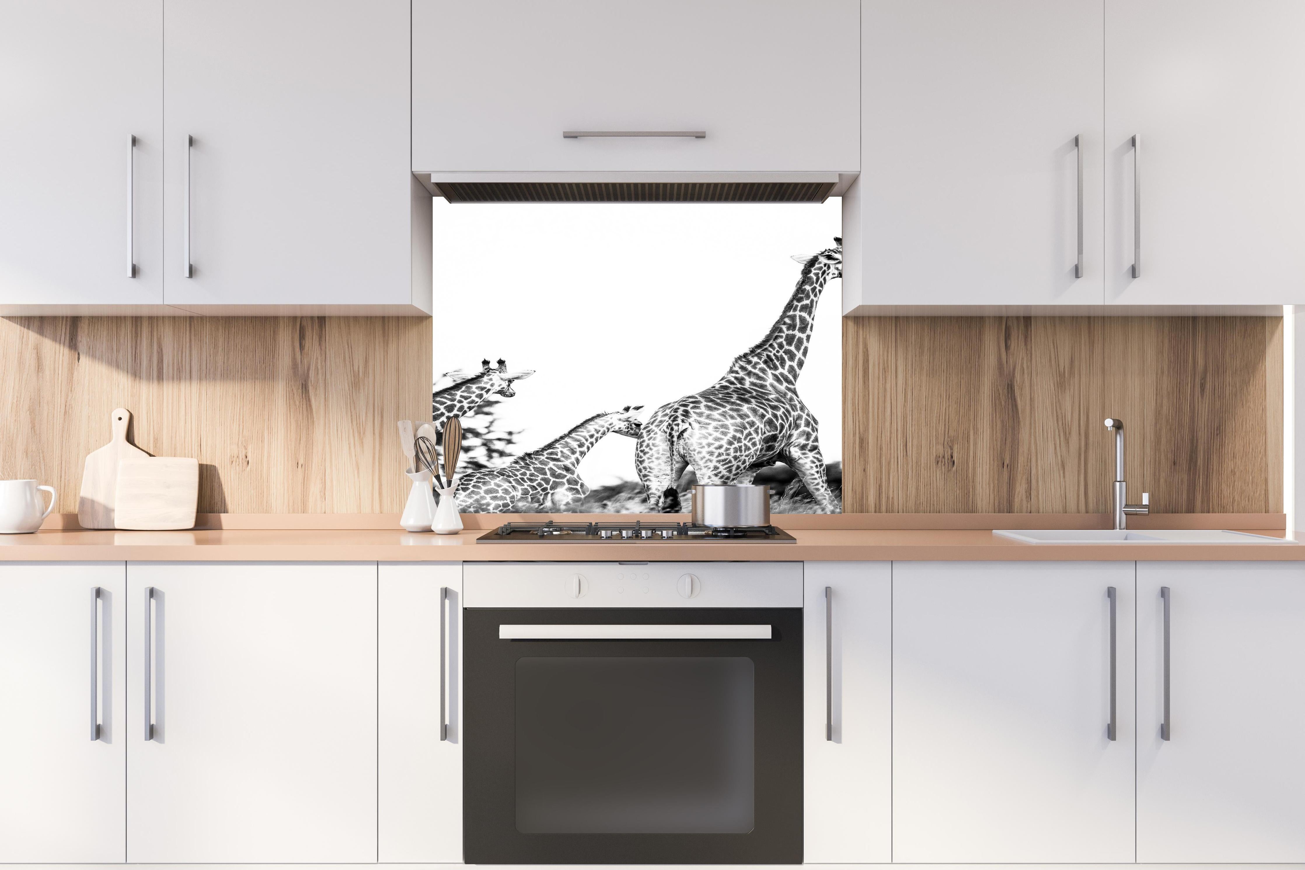 Spritzschutz - Giraffen Familie - schwarz-weiß hinter einem Cerankochfeld zwischen Holz-Kochutensilien
