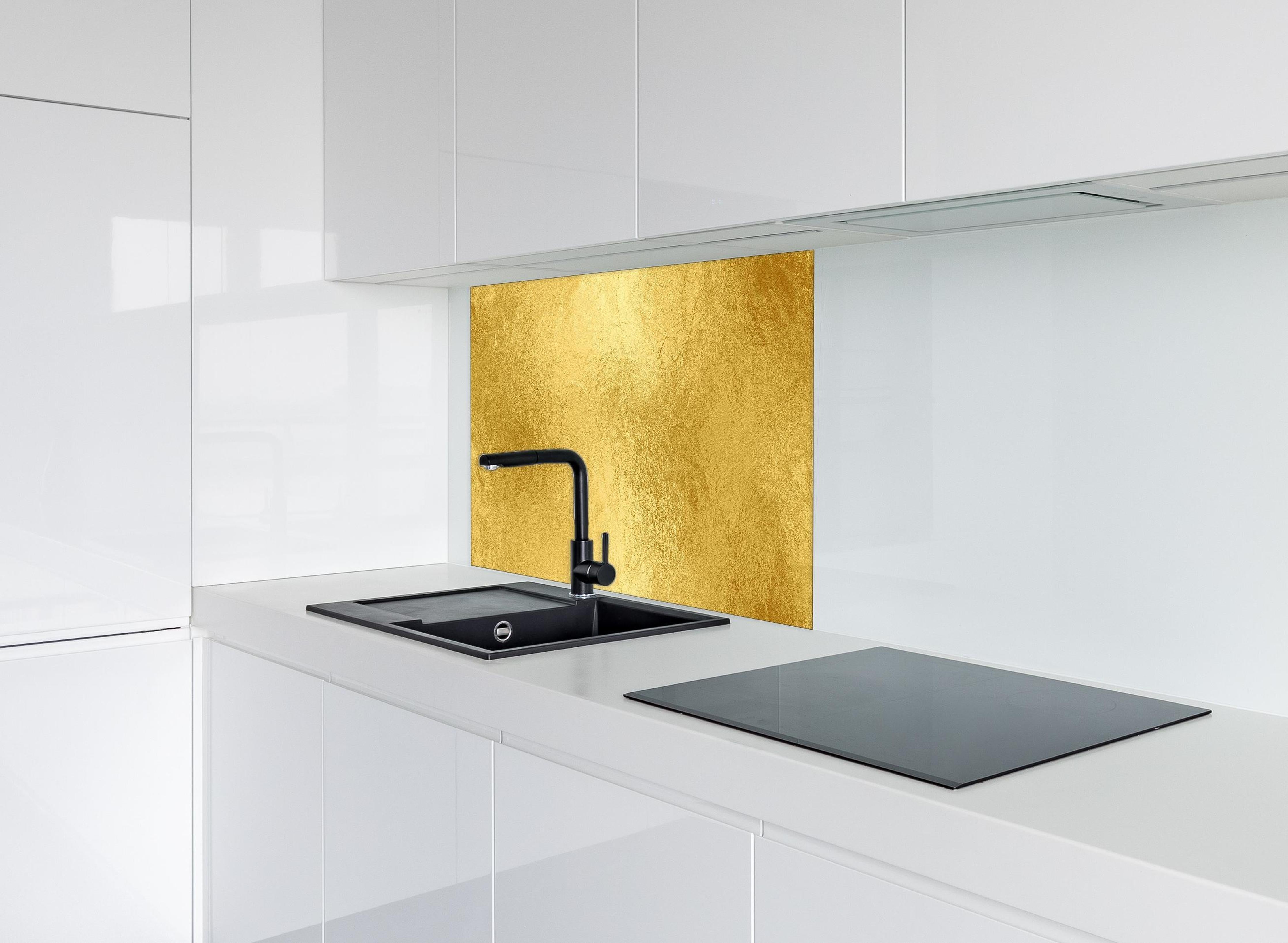 Spritzschutz - Glänzende Blattgold Textur hinter einem Cerankochfeld zwischen Holz-Kochutensilien