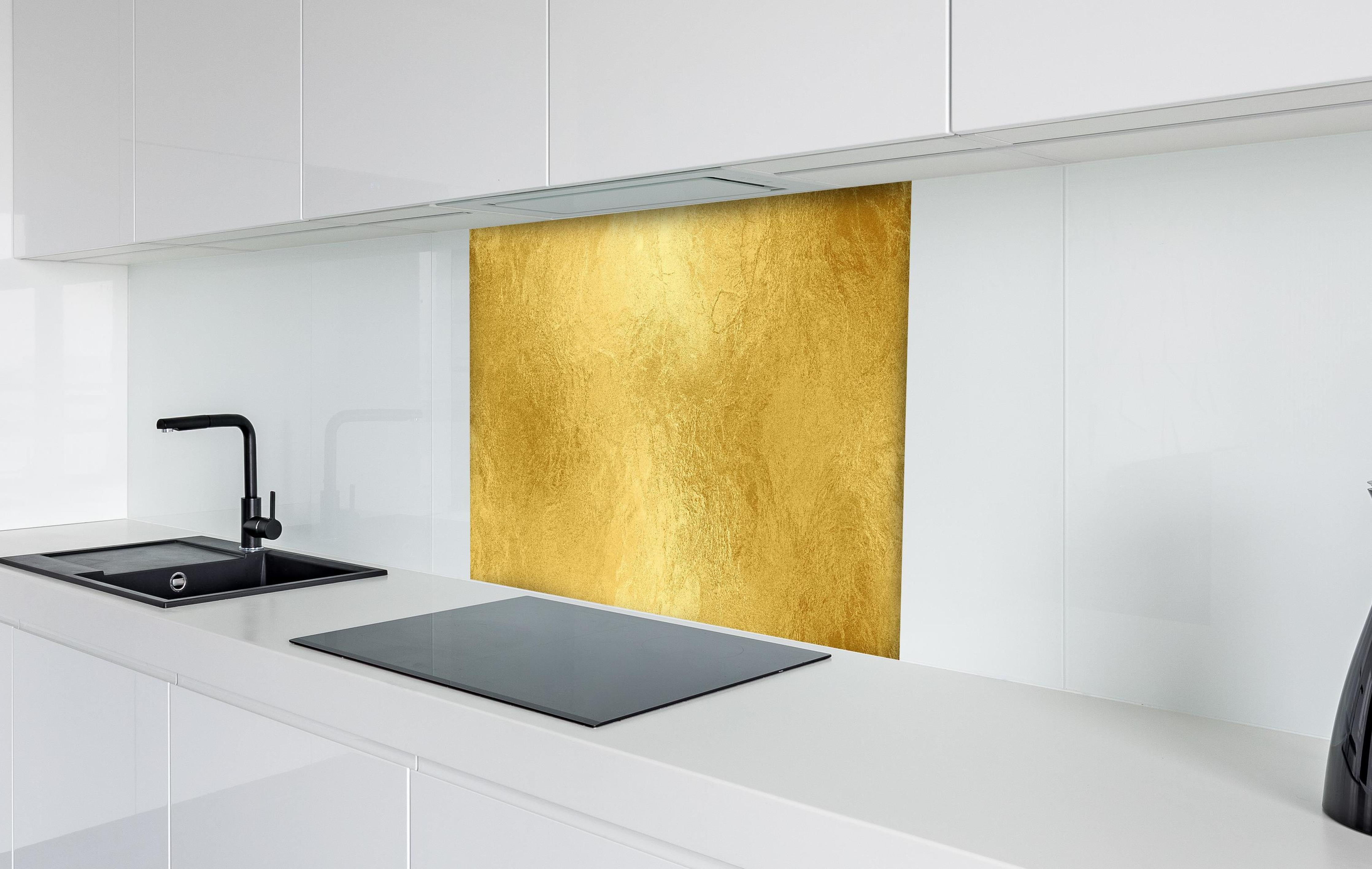 Spritzschutz - Glänzende Blattgold Textur hinter einem Cerankochfeld zwischen Holz-Kochutensilien