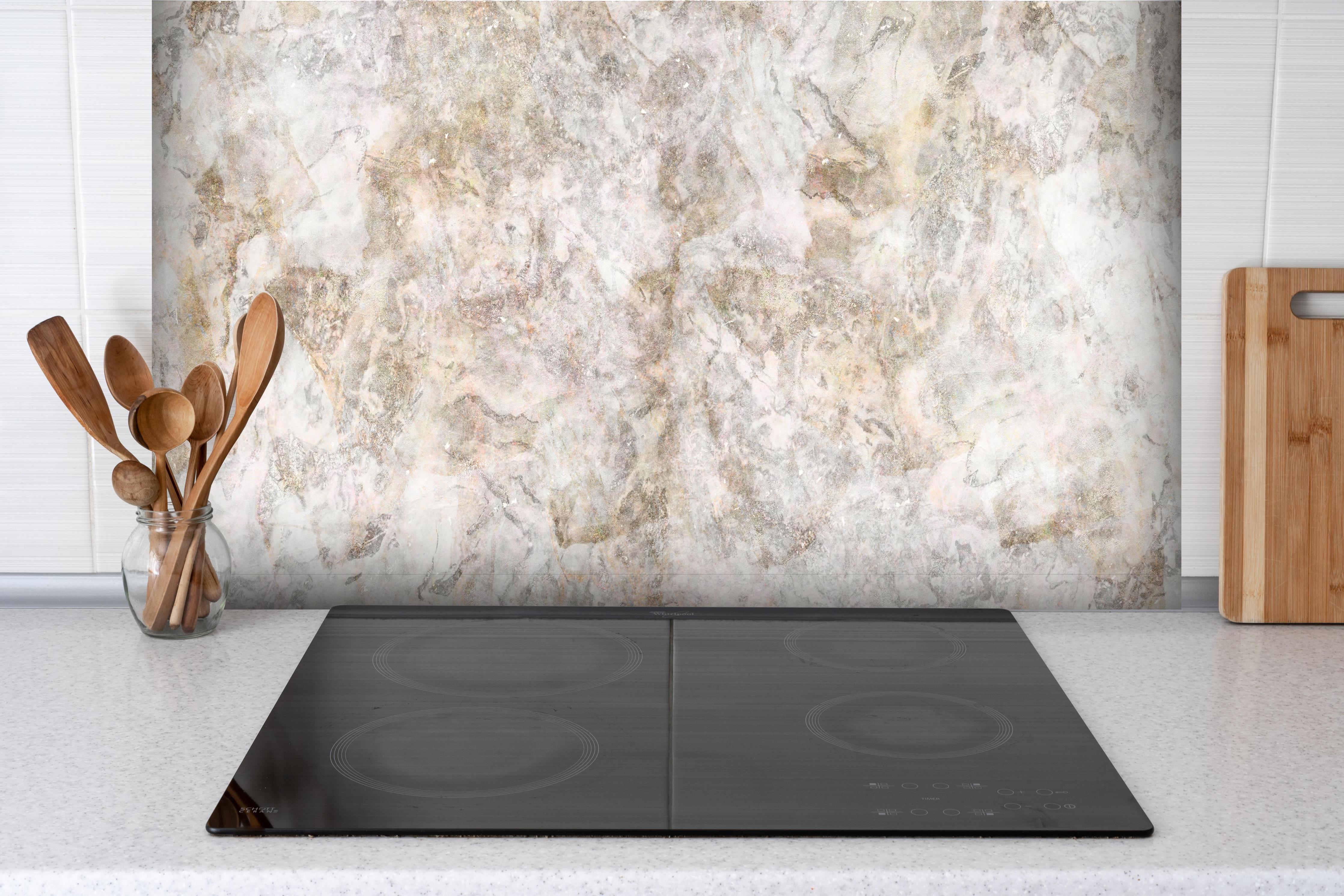 Spritzschutz - Glänzende abstrakte Marmortextur hinter einem Cerankochfeld zwischen Holz-Kochutensilien