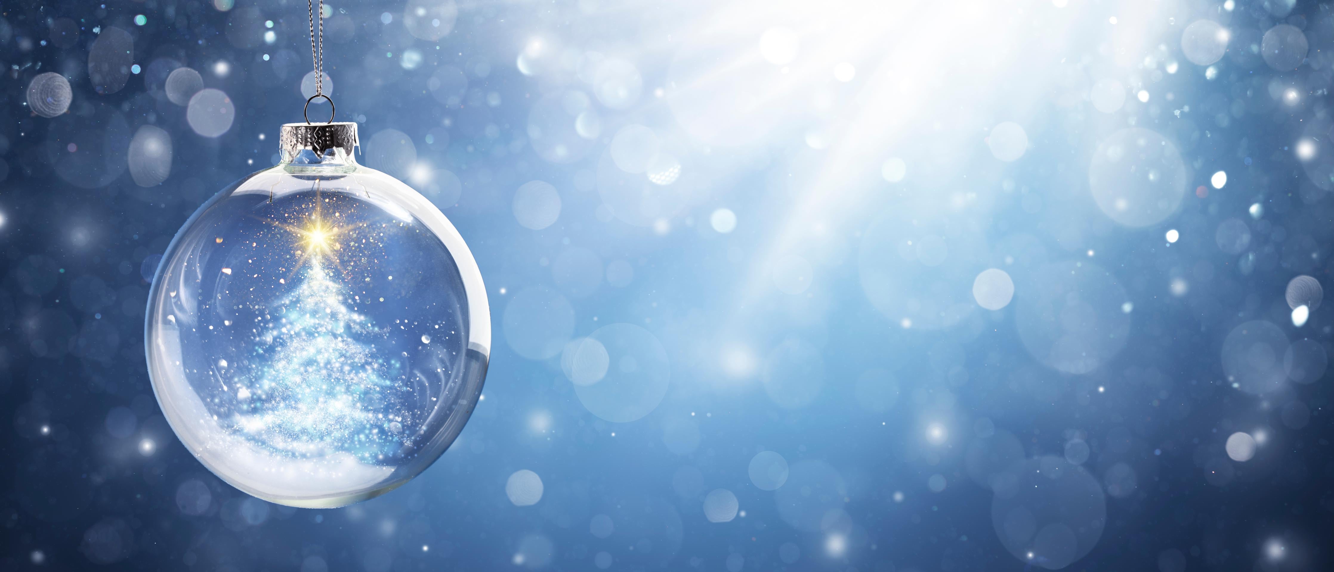 Spritzschutz-Glänzender Weihnachtsbaum in Schneekugel