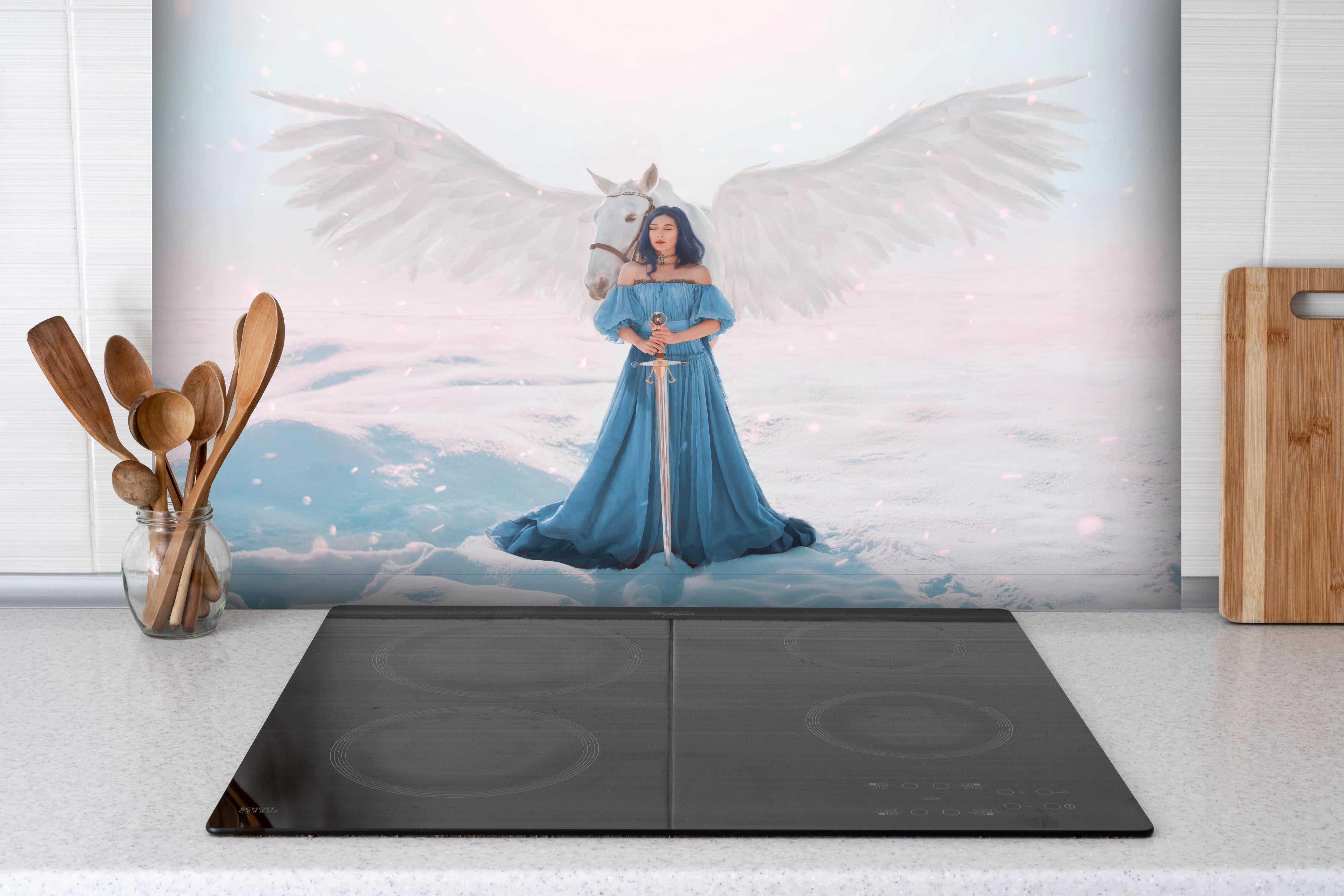 Spritzschutz - Göttin des Friedens & Gerechtigkeit mit weißem Pegasus hinter einem Cerankochfeld zwischen Holz-Kochutensilien