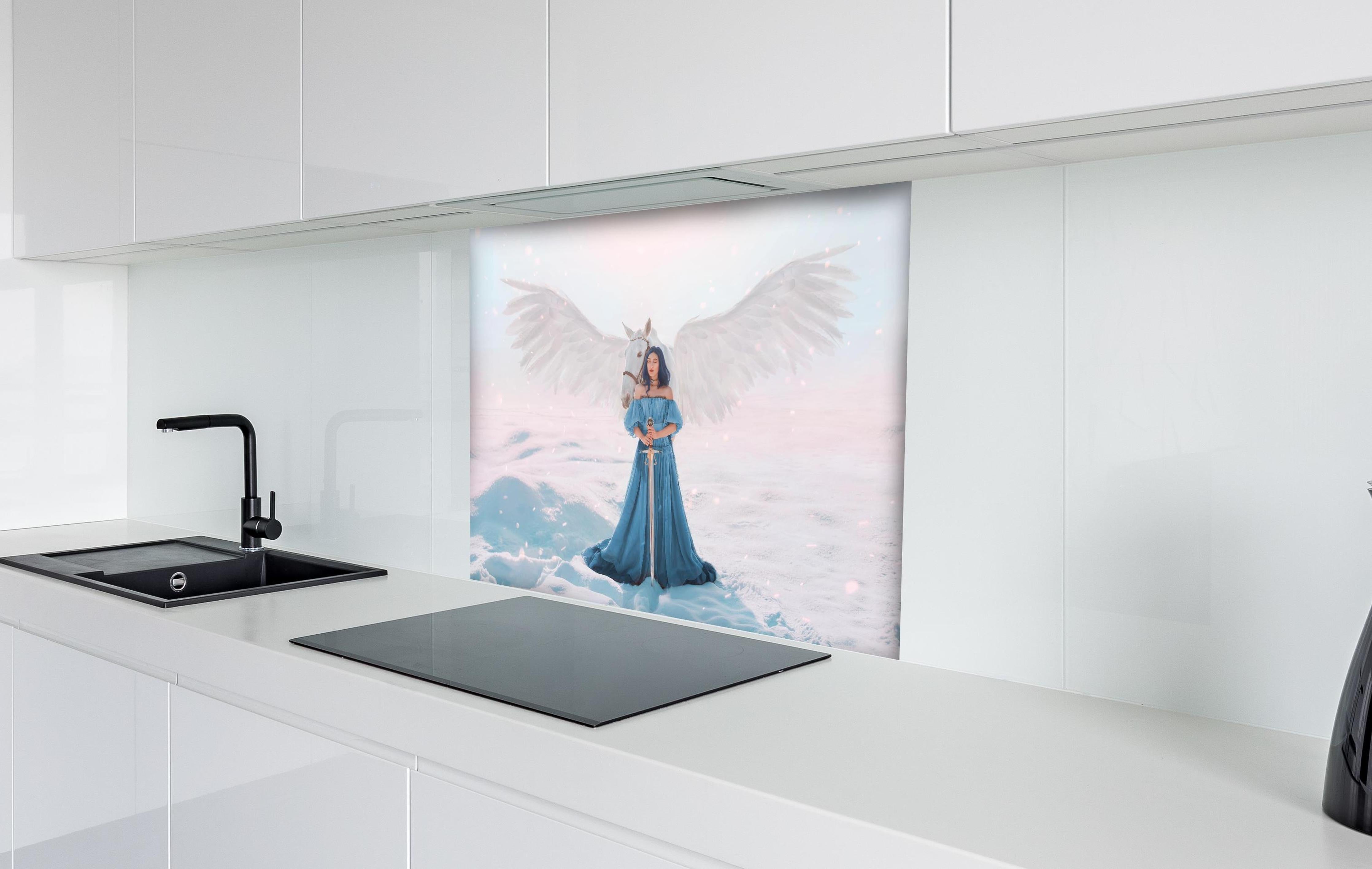 Spritzschutz - Göttin des Friedens & Gerechtigkeit mit weißem Pegasus hinter einem Cerankochfeld zwischen Holz-Kochutensilien