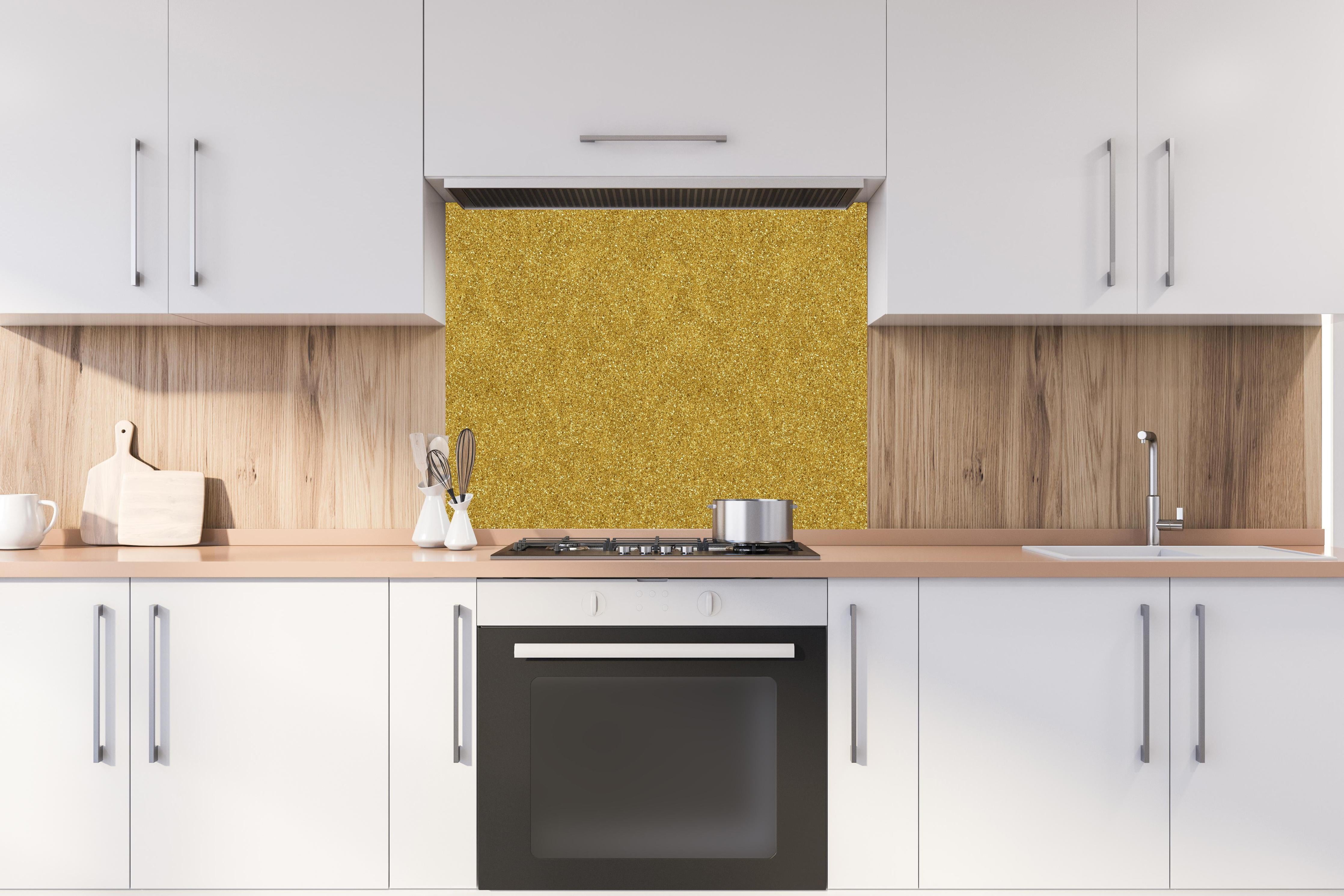 Spritzschutz - Gold Glitter Textur hinter einem Cerankochfeld zwischen Holz-Kochutensilien