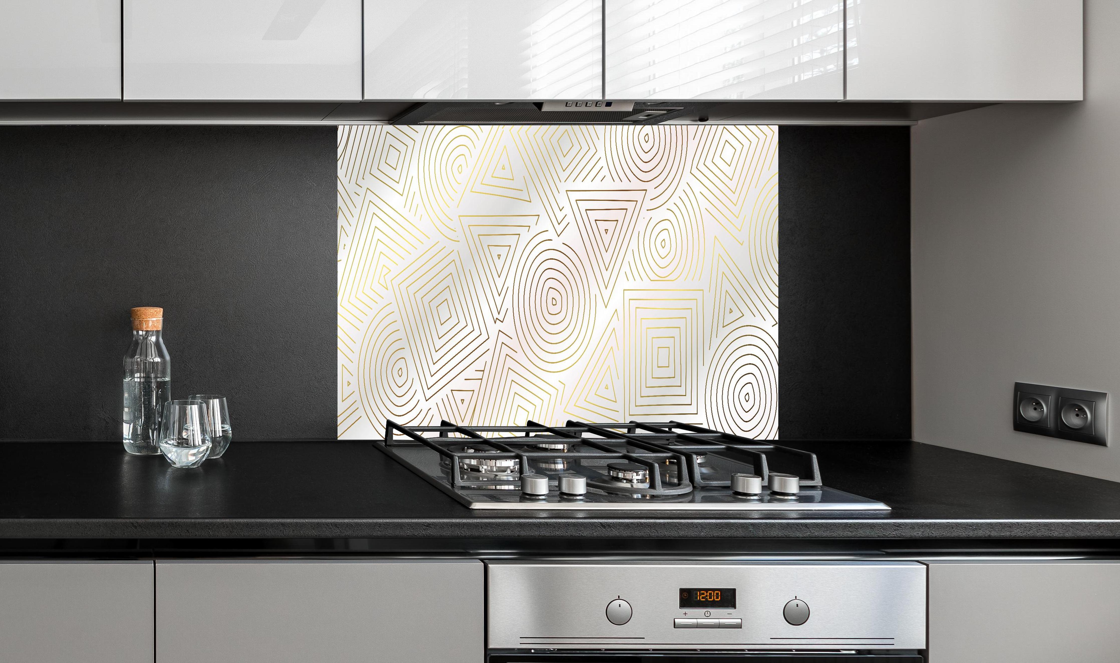 Spritzschutz - Gold-Linien Abstrakte Geometrische Kunst hinter einem Cerankochfeld zwischen Holz-Kochutensilien