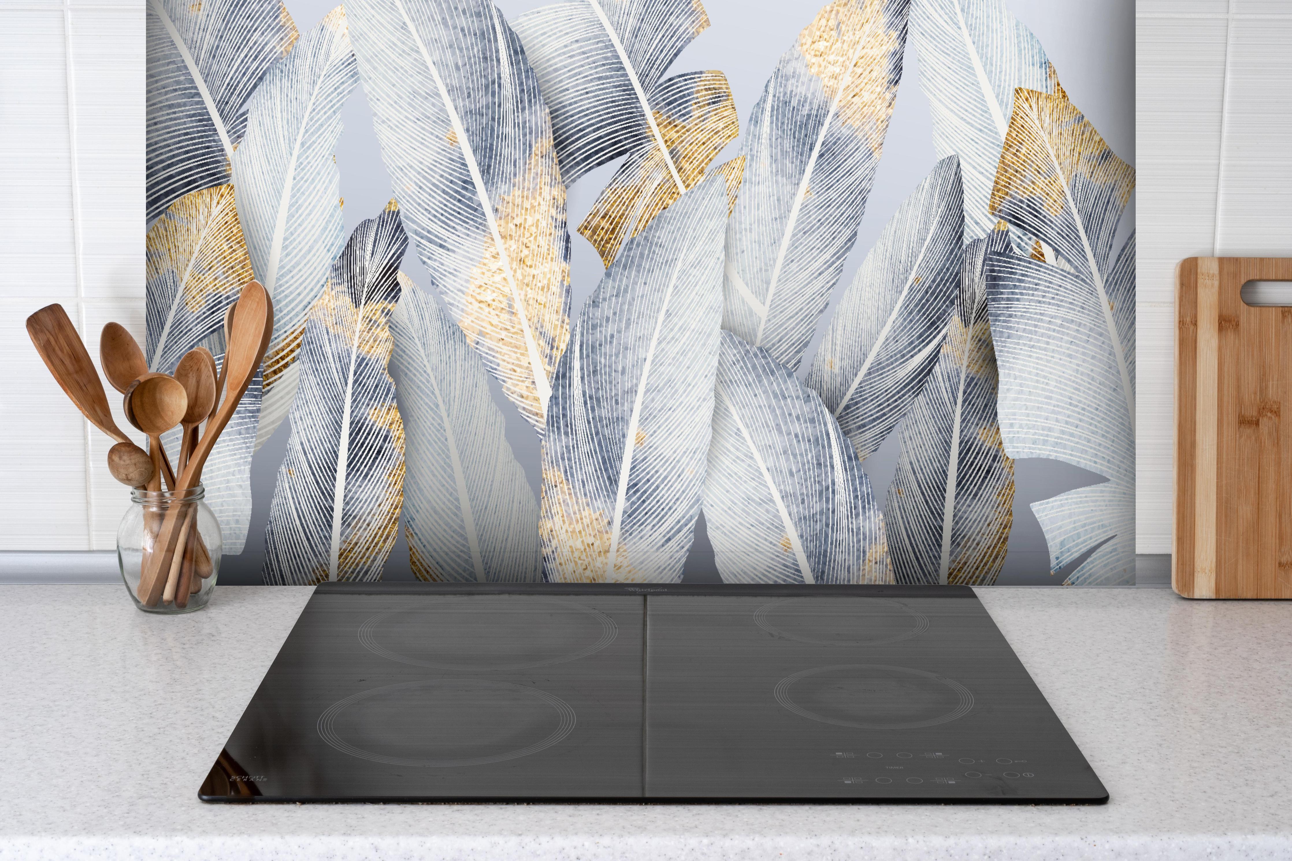 Spritzschutz - Gold-Weiß Abstrakte Designstruktur hinter einem Cerankochfeld zwischen Holz-Kochutensilien