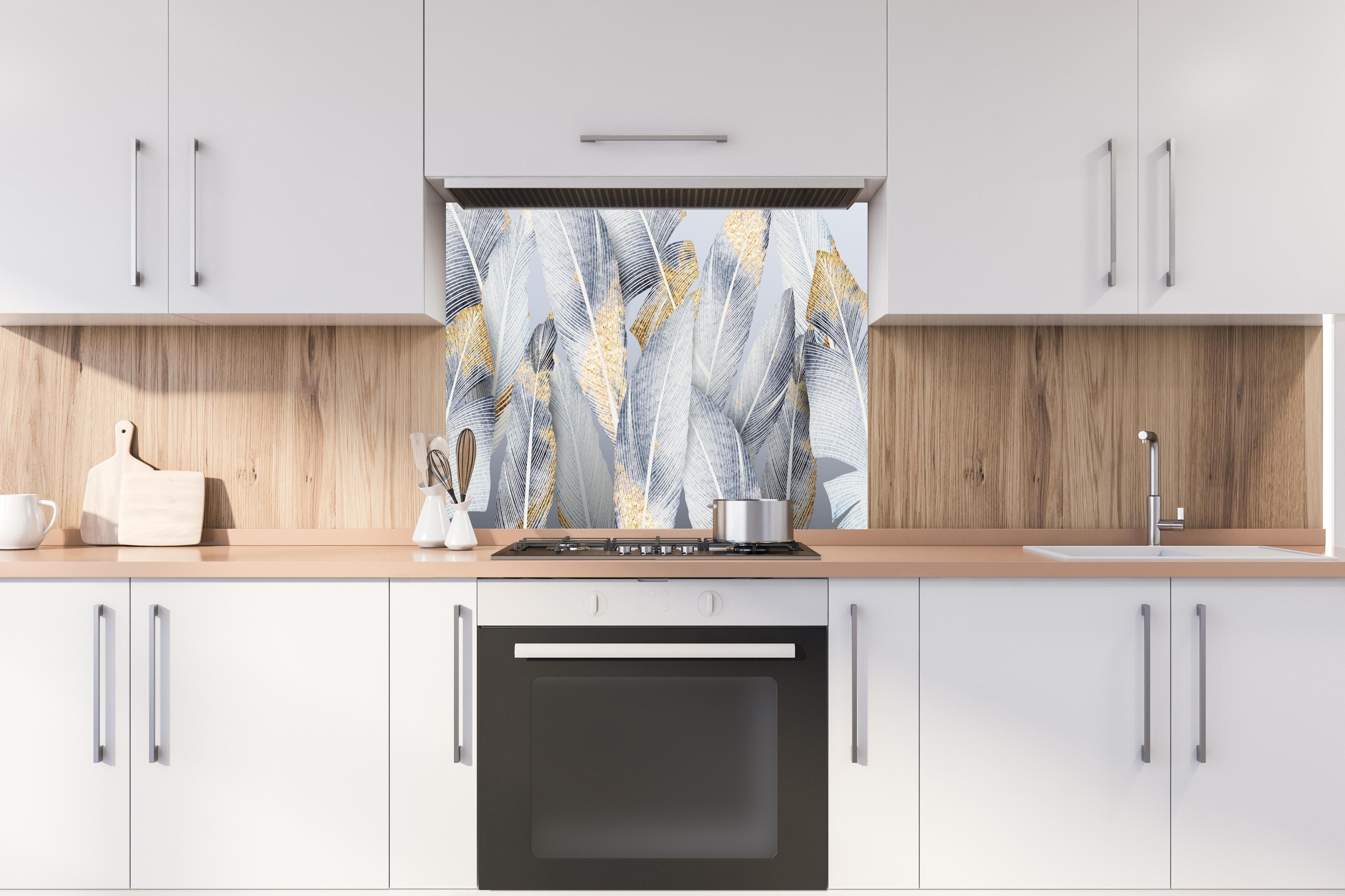 Spritzschutz - Gold-Weiß Abstrakte Designstruktur hinter einem Cerankochfeld zwischen Holz-Kochutensilien