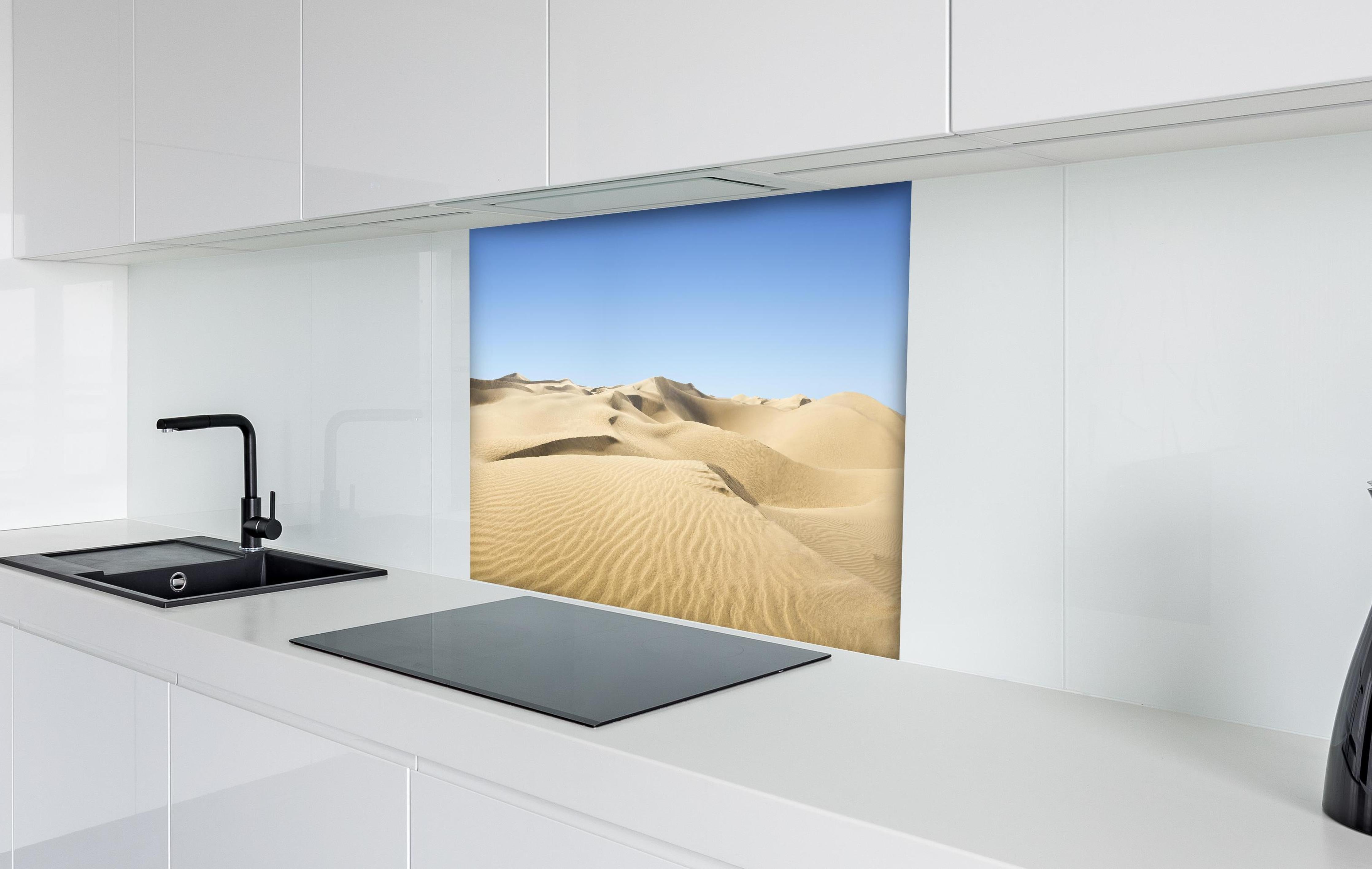 Spritzschutz - Gold desert hinter einem Cerankochfeld zwischen Holz-Kochutensilien