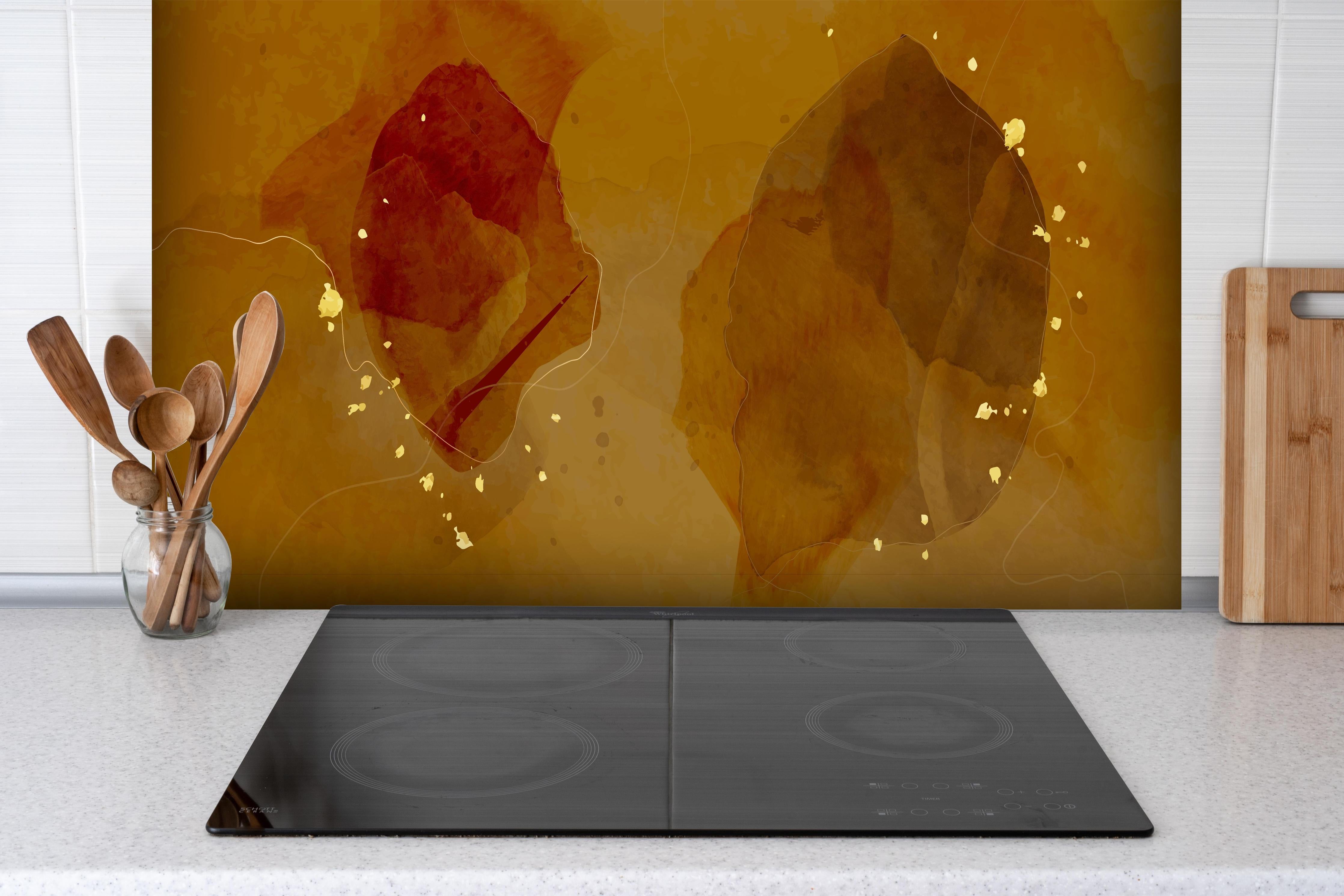 Spritzschutz - Goldbrauner Aquarell Hintergrund hinter einem Cerankochfeld zwischen Holz-Kochutensilien