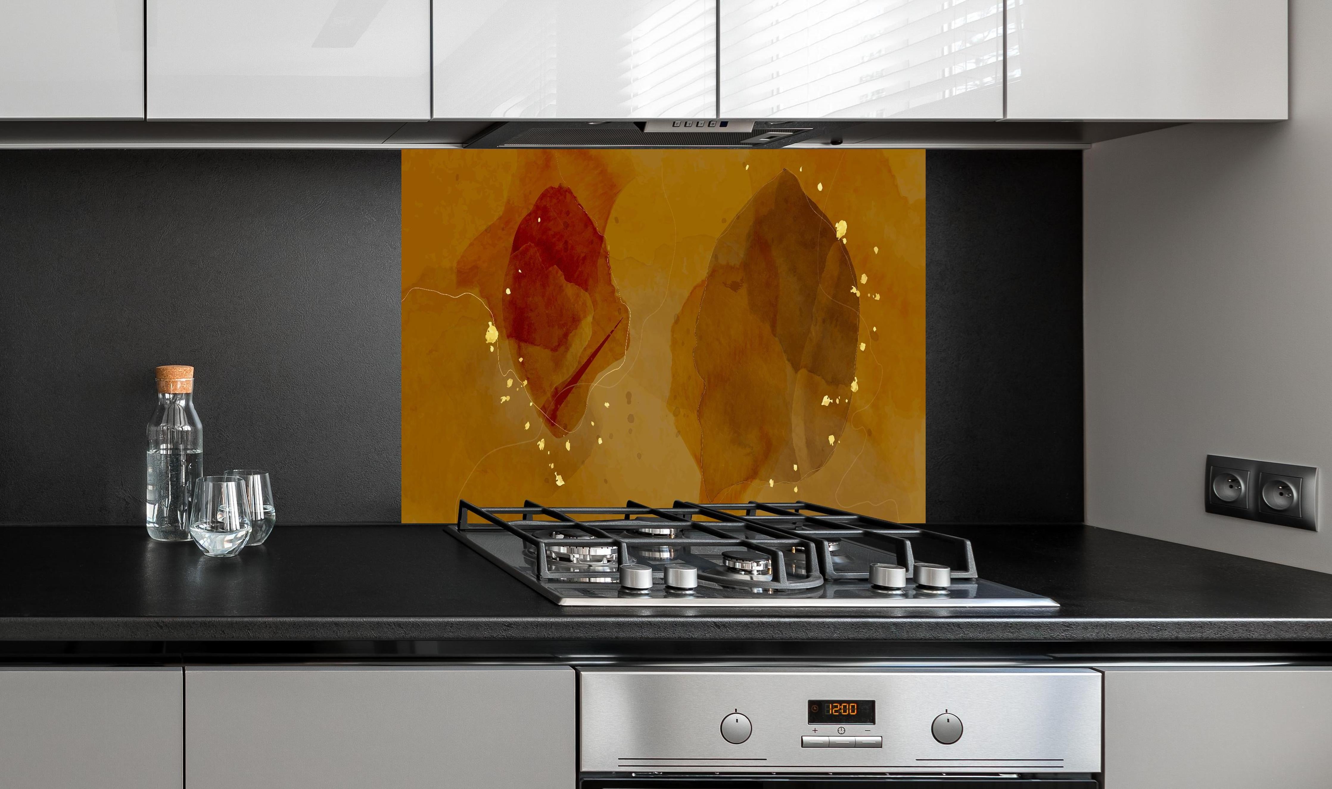Spritzschutz - Goldbrauner Aquarell Hintergrund hinter einem Cerankochfeld zwischen Holz-Kochutensilien