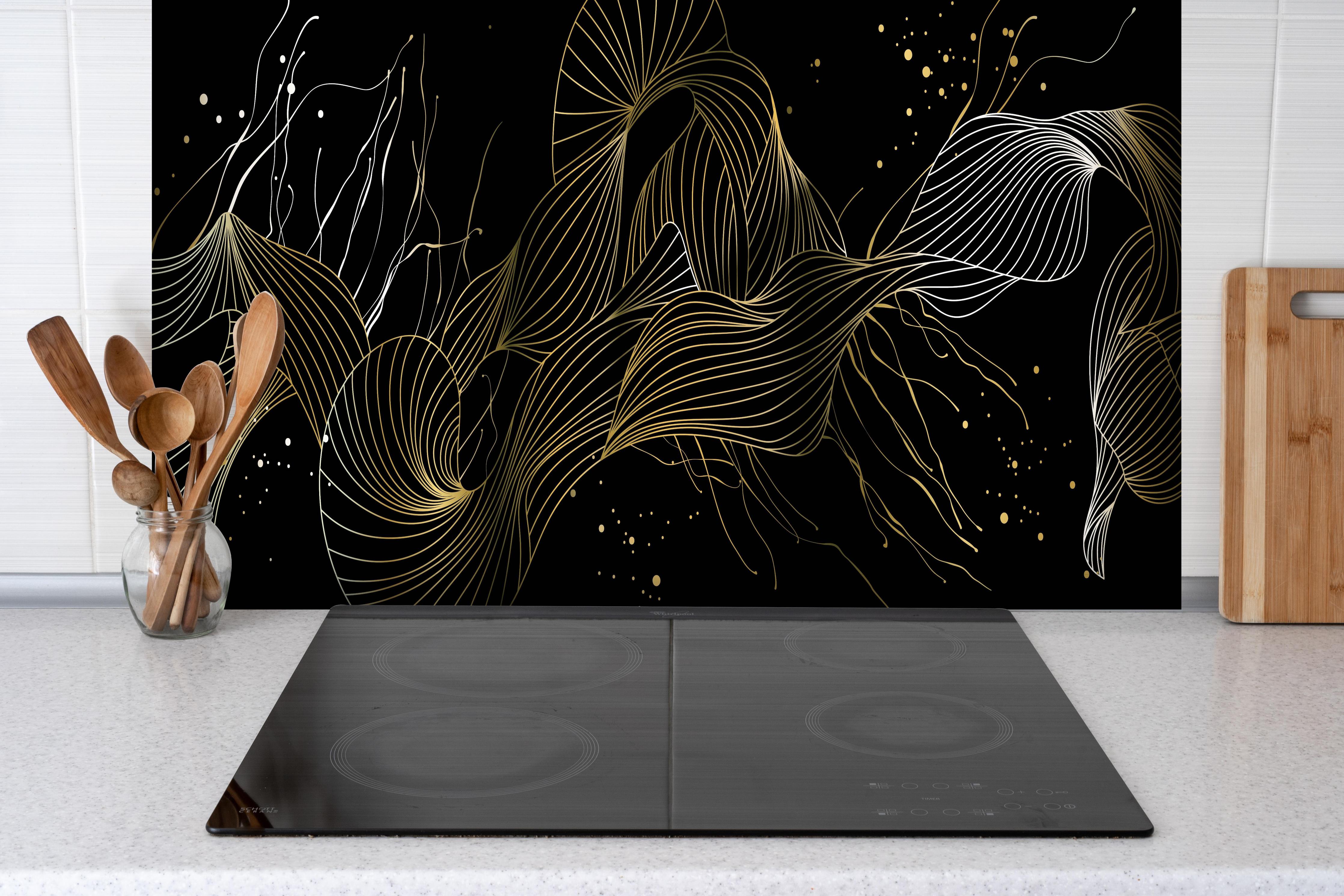 Spritzschutz - Goldene Abstrakte Linien auf Schwarz hinter einem Cerankochfeld zwischen Holz-Kochutensilien