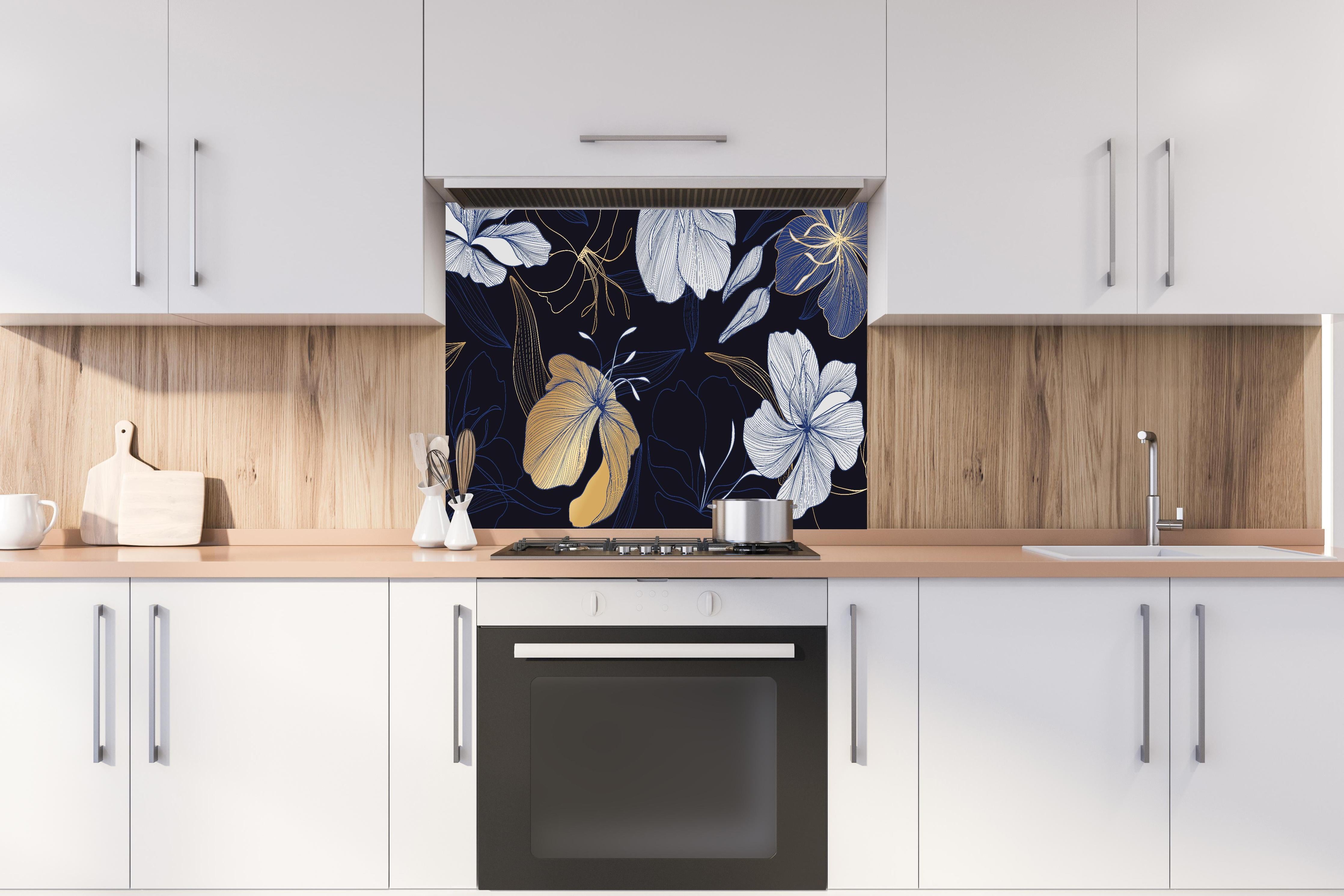 Spritzschutz - Goldene Blumenillustration auf Dunkelblau hinter einem Cerankochfeld zwischen Holz-Kochutensilien