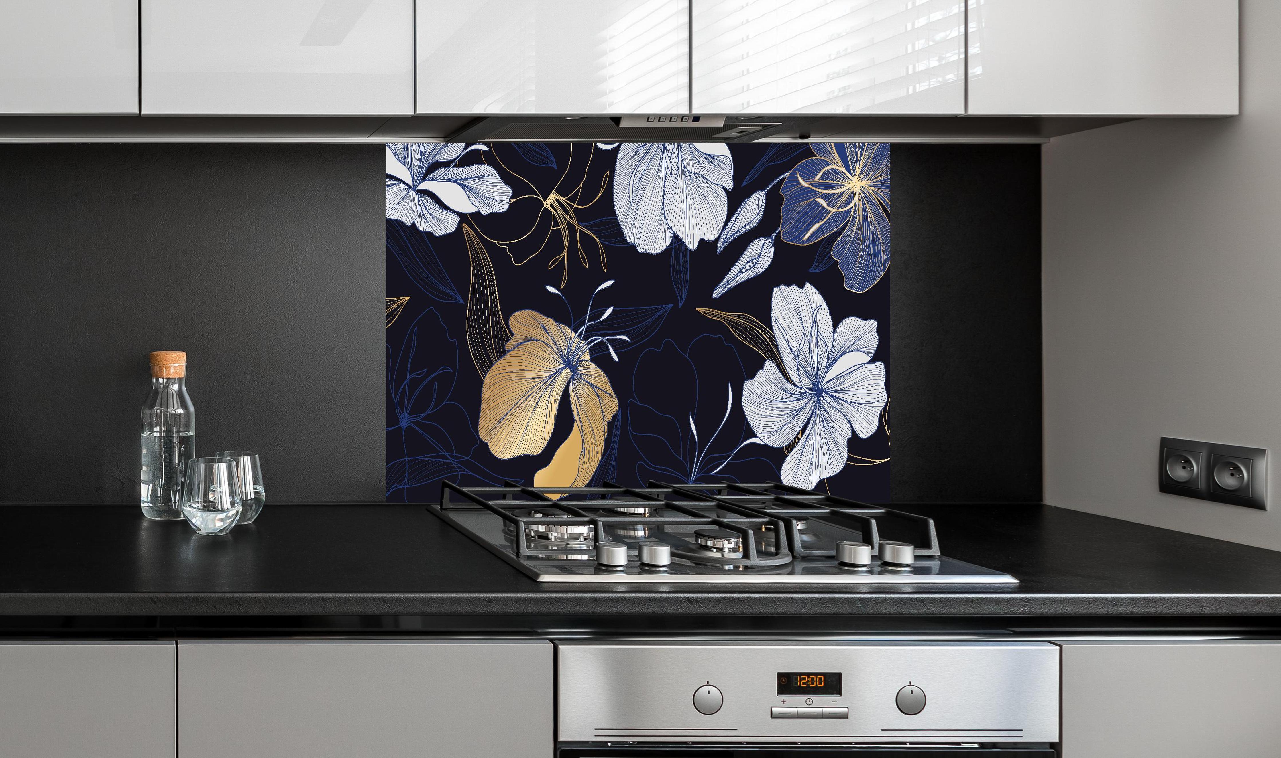 Spritzschutz - Goldene Blumenillustration auf Dunkelblau hinter einem Cerankochfeld zwischen Holz-Kochutensilien