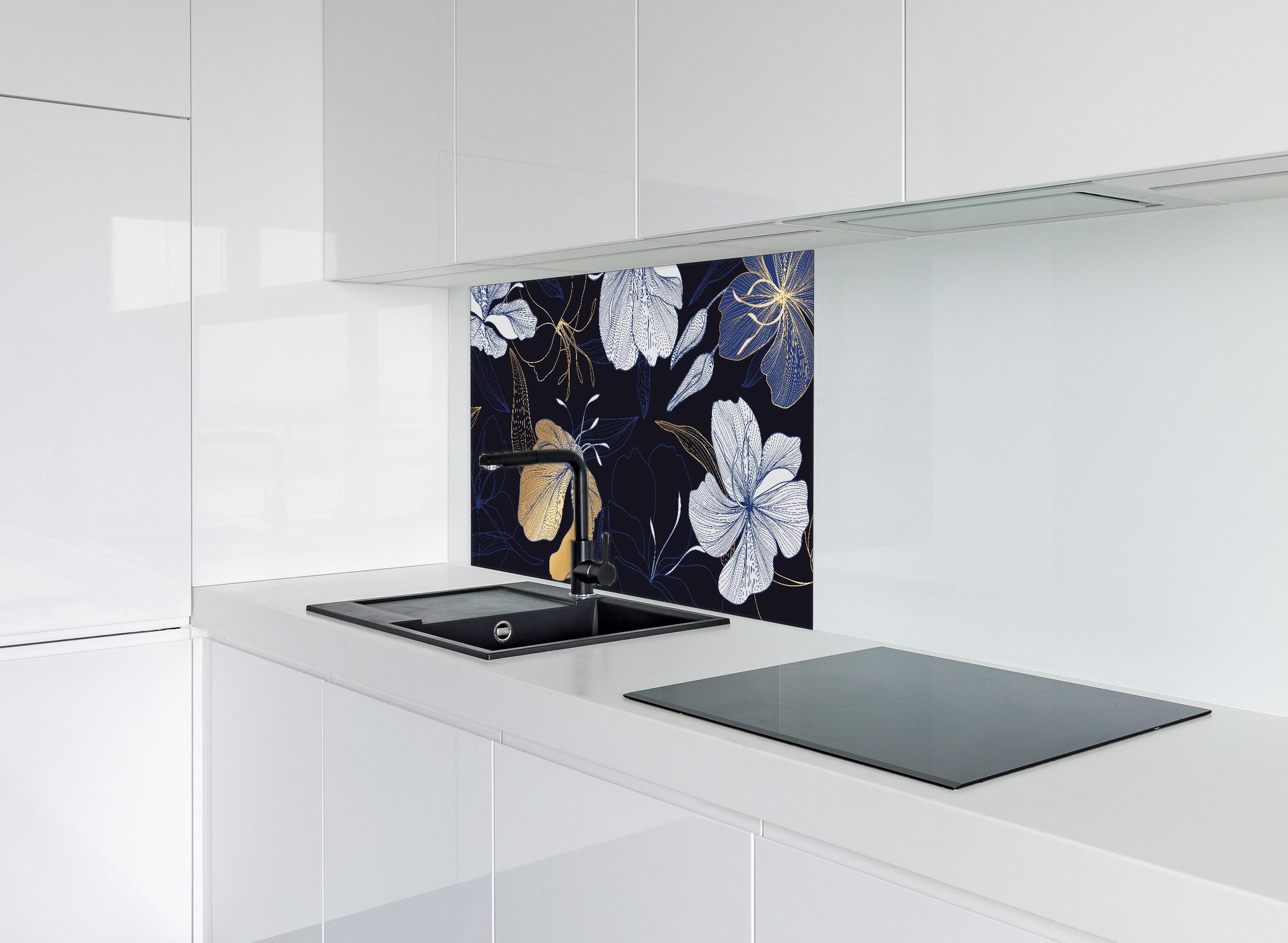 Spritzschutz - Goldene Blumenillustration auf Dunkelblau hinter einem Cerankochfeld zwischen Holz-Kochutensilien