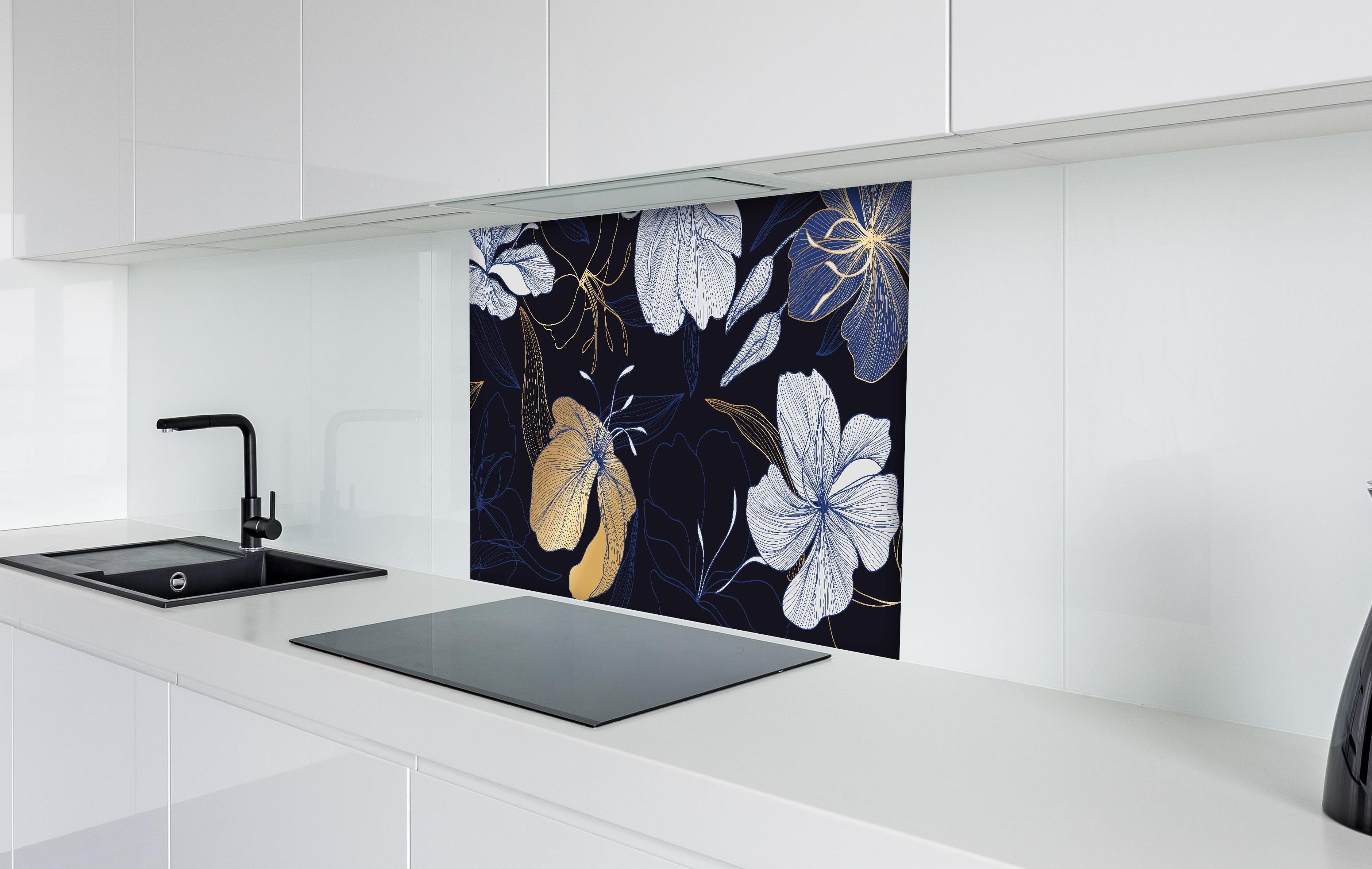 Spritzschutz - Goldene Blumenillustration auf Dunkelblau hinter einem Cerankochfeld zwischen Holz-Kochutensilien