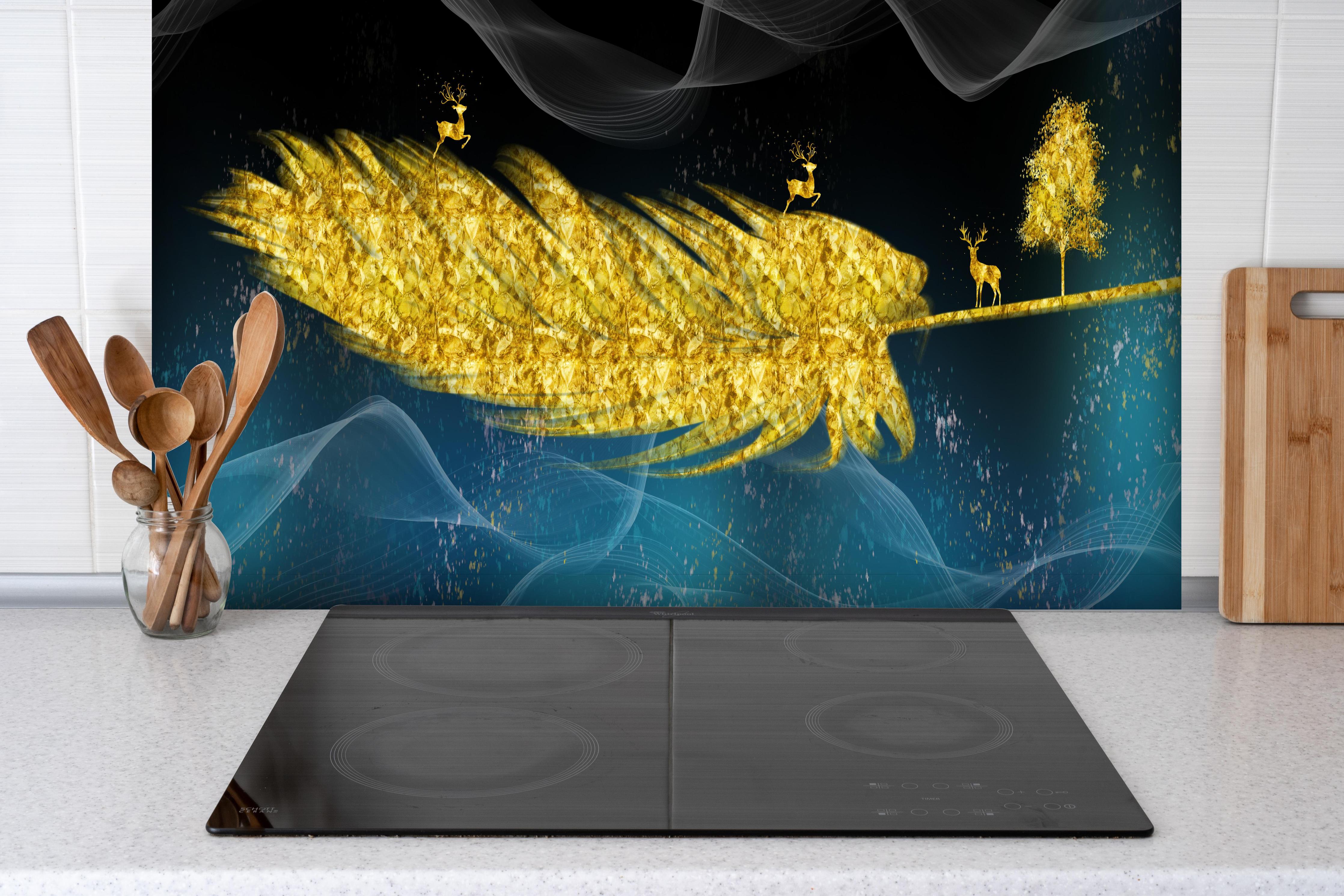 Spritzschutz - Goldene Feder - 3D Muster hinter einem Cerankochfeld zwischen Holz-Kochutensilien