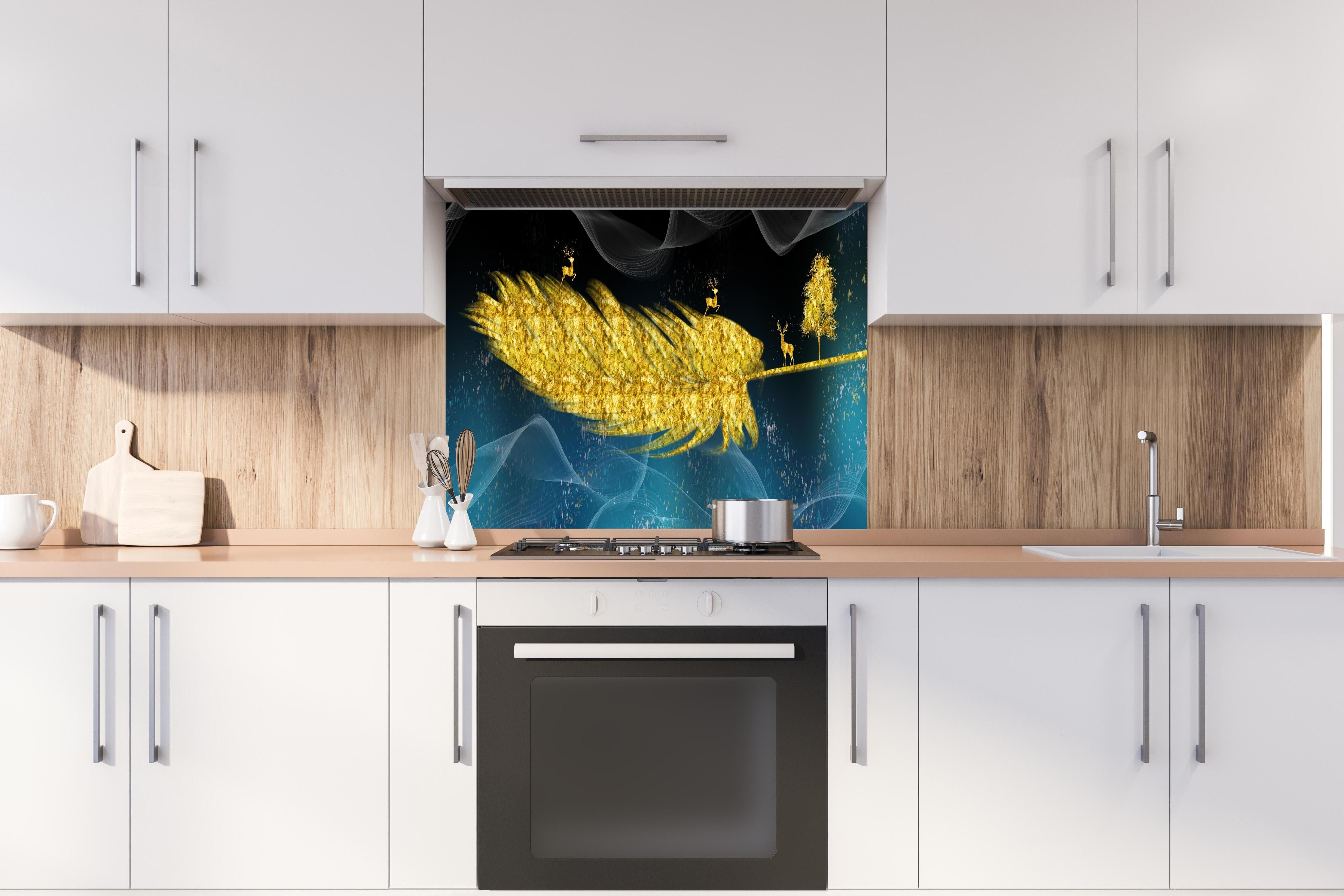 Spritzschutz - Goldene Feder - 3D Muster hinter einem Cerankochfeld zwischen Holz-Kochutensilien