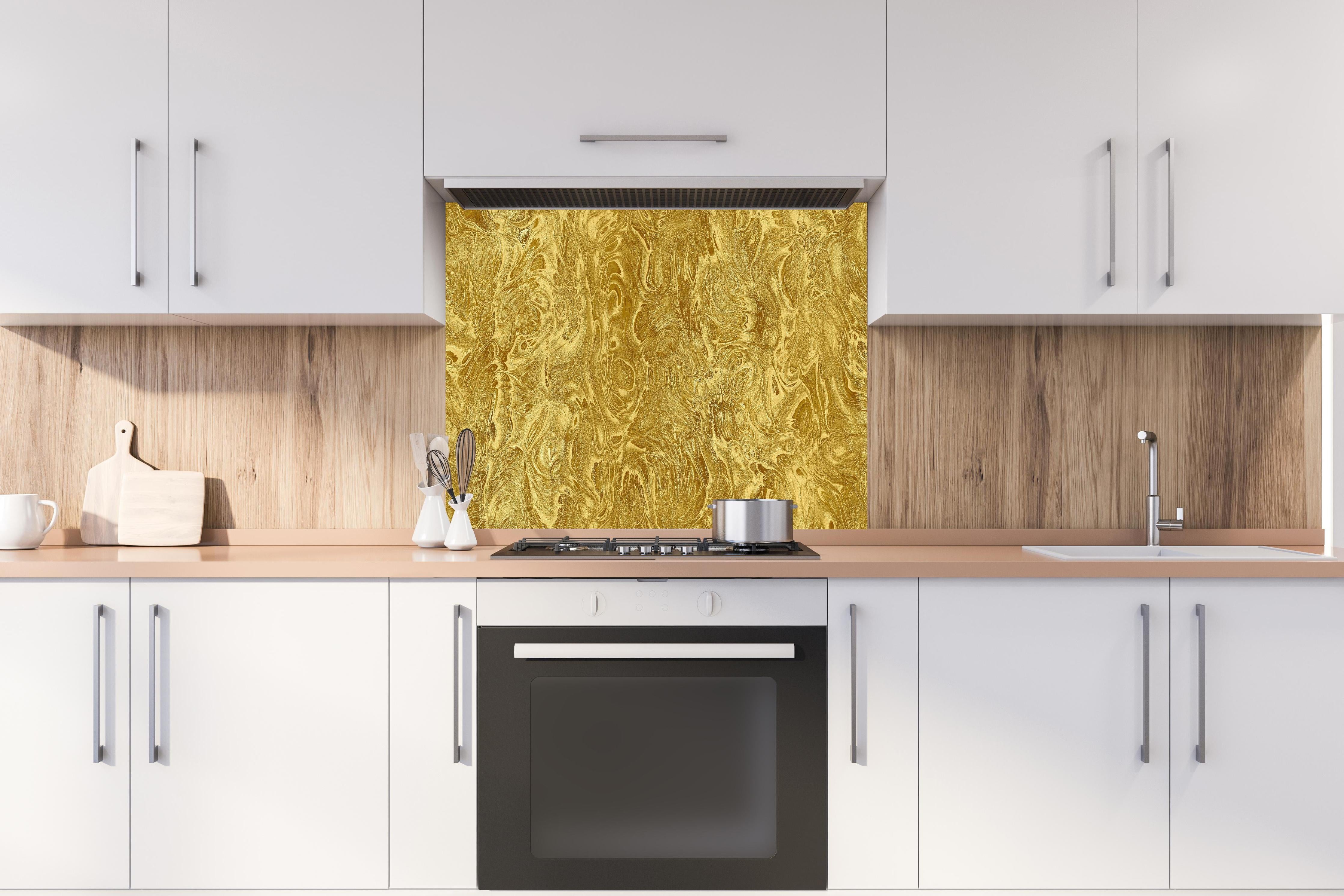 Spritzschutz - Goldene Flüssigkunst - Luxus hinter einem Cerankochfeld zwischen Holz-Kochutensilien