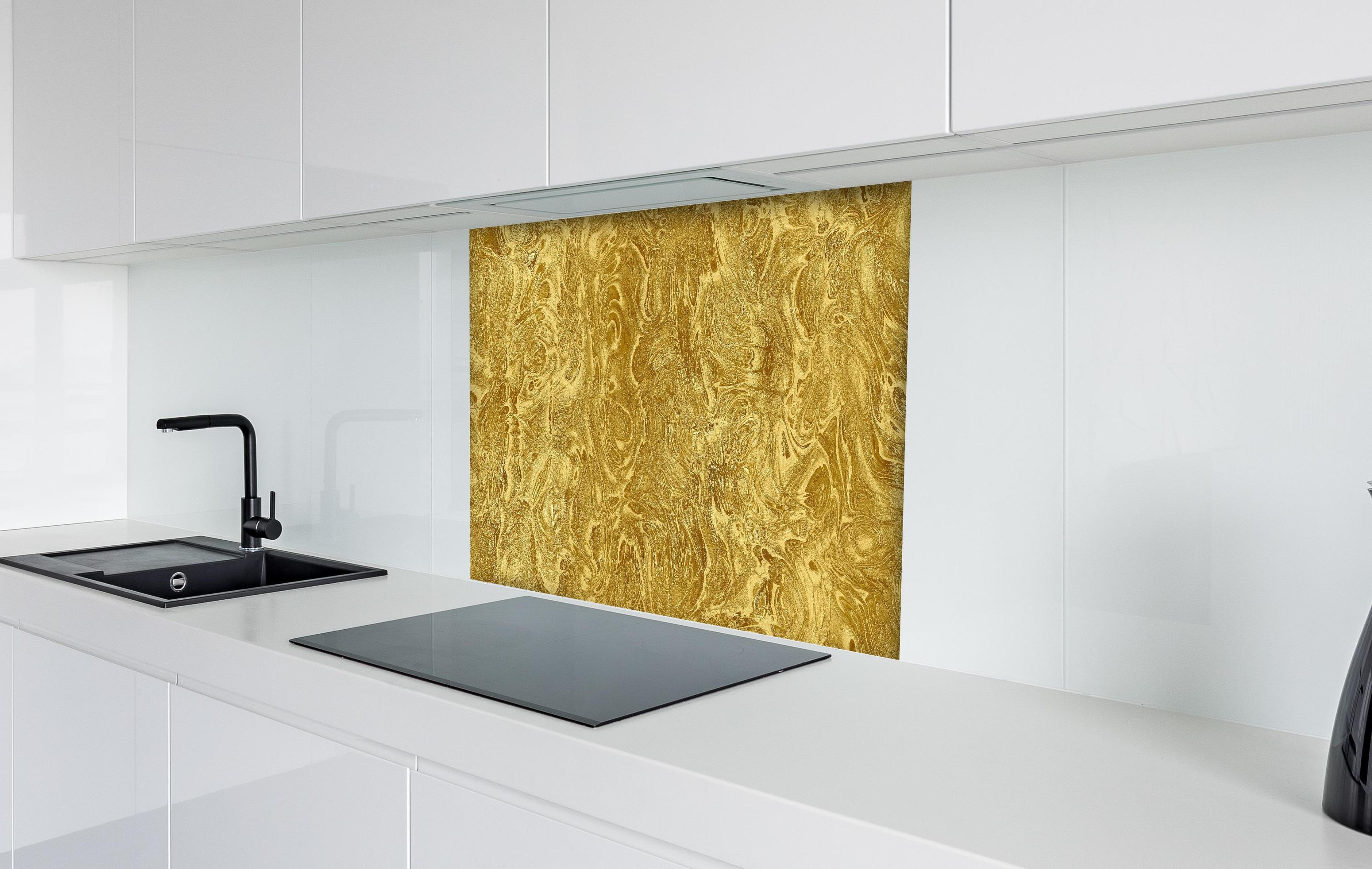 Spritzschutz - Goldene Flüssigkunst - Luxus hinter einem Cerankochfeld zwischen Holz-Kochutensilien