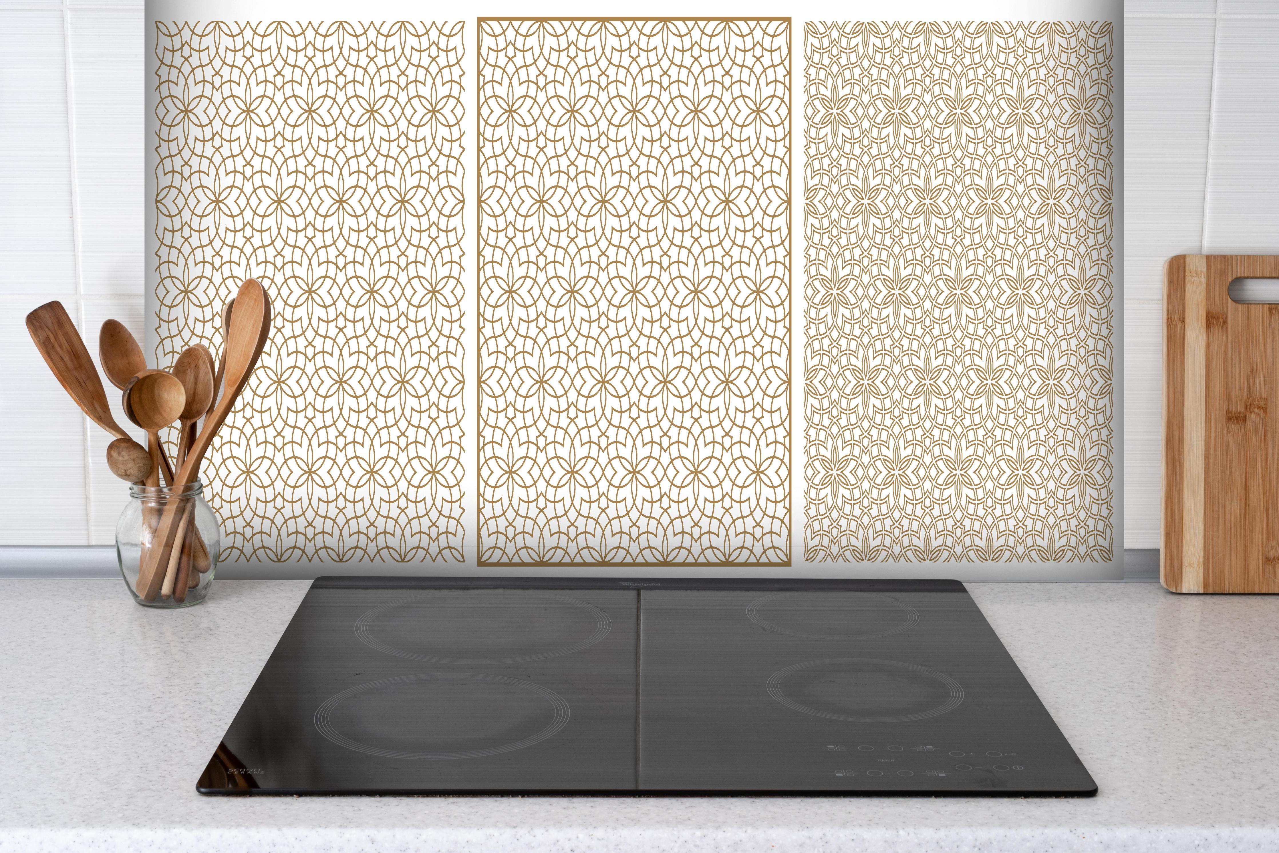 Spritzschutz - Goldene Geometrische Wandmuster Kunstwerk hinter einem Cerankochfeld zwischen Holz-Kochutensilien