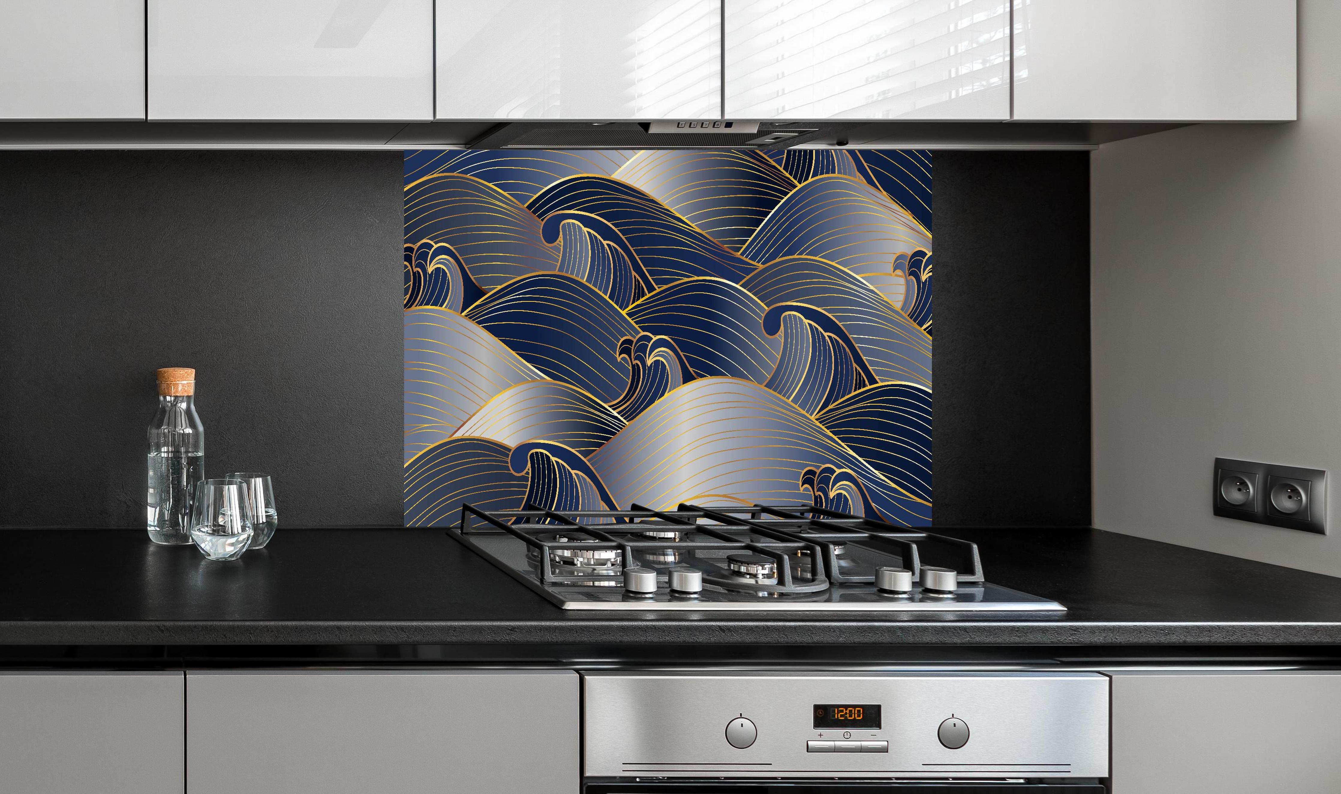 Spritzschutz - Goldene Meereswellen abstrakte Musterung hinter einem Cerankochfeld zwischen Holz-Kochutensilien