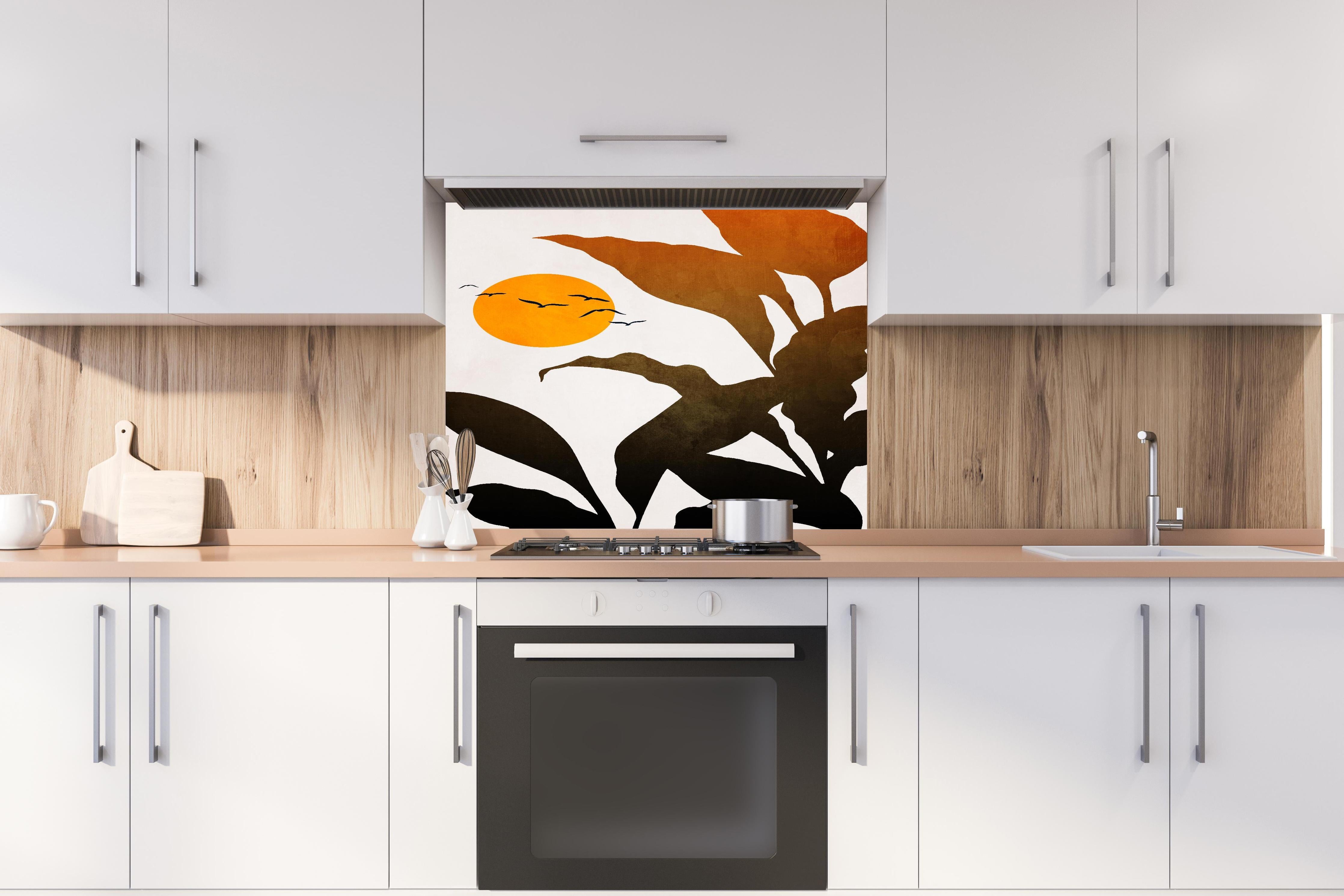 Spritzschutz - Goldene Sonne - Grafik hinter einem Cerankochfeld zwischen Holz-Kochutensilien