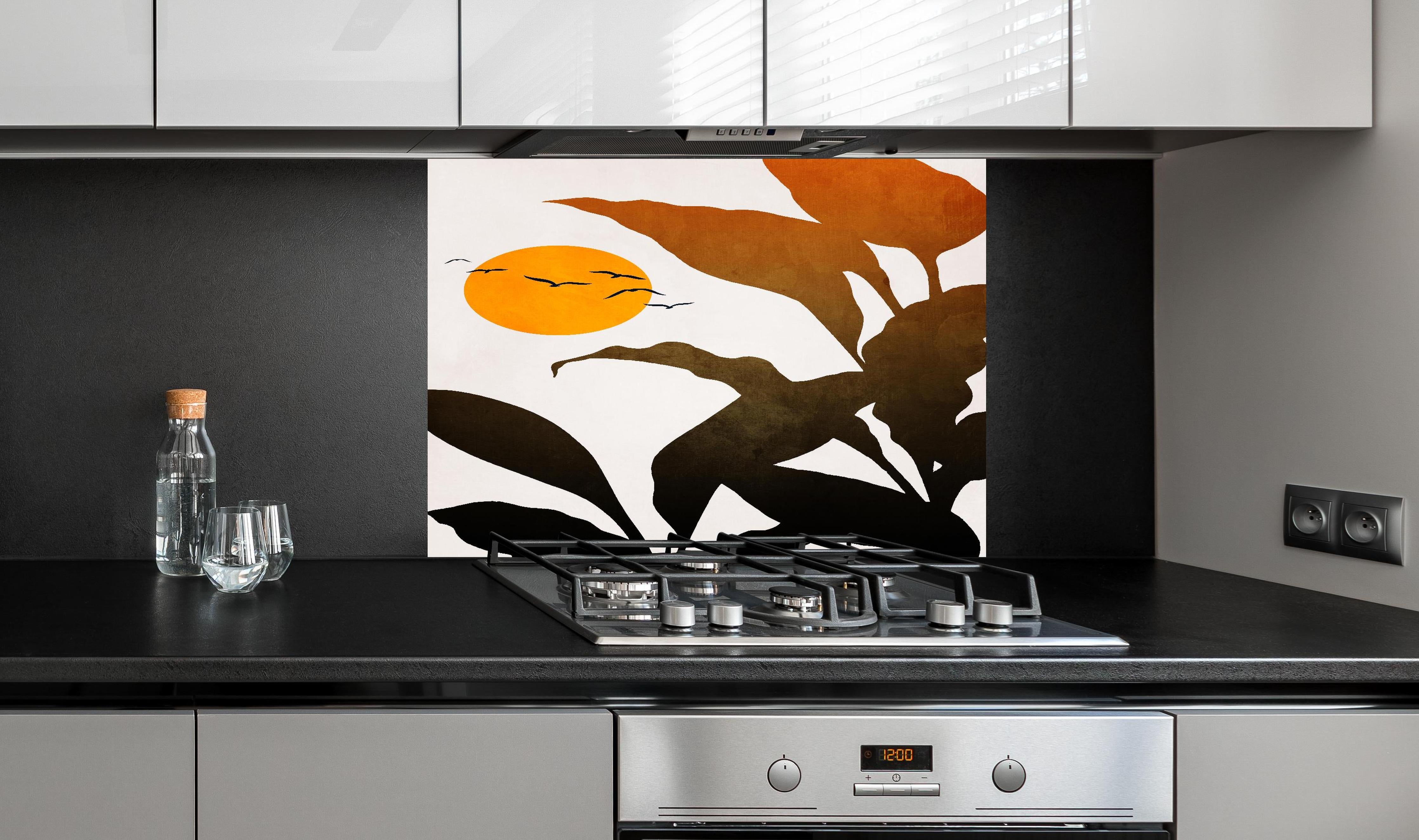 Spritzschutz - Goldene Sonne - Grafik hinter einem Cerankochfeld zwischen Holz-Kochutensilien