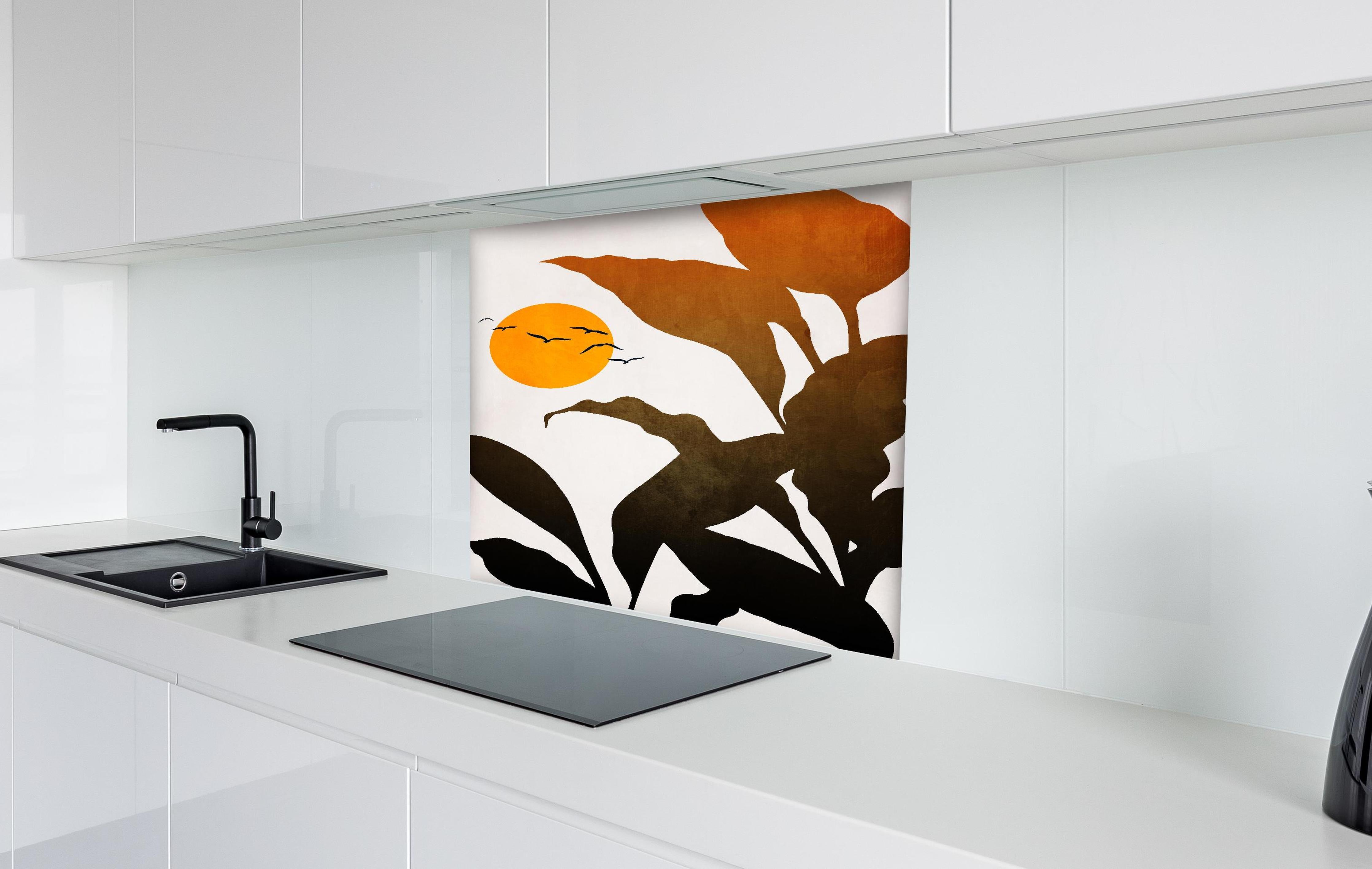Spritzschutz - Goldene Sonne - Grafik hinter einem Cerankochfeld zwischen Holz-Kochutensilien