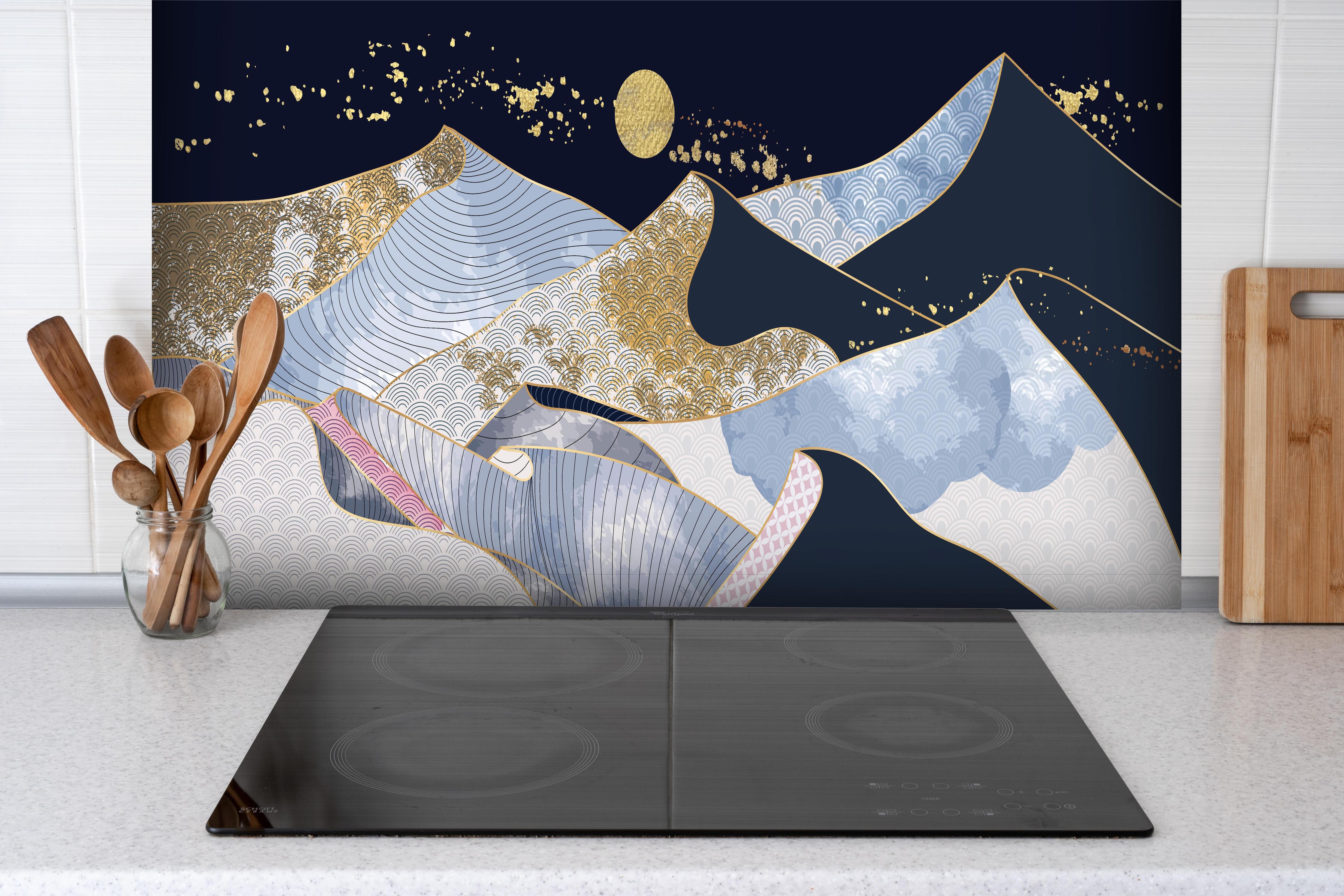 Spritzschutz - Goldene Wellen Kunstwerk mit Mond hinter einem Cerankochfeld zwischen Holz-Kochutensilien