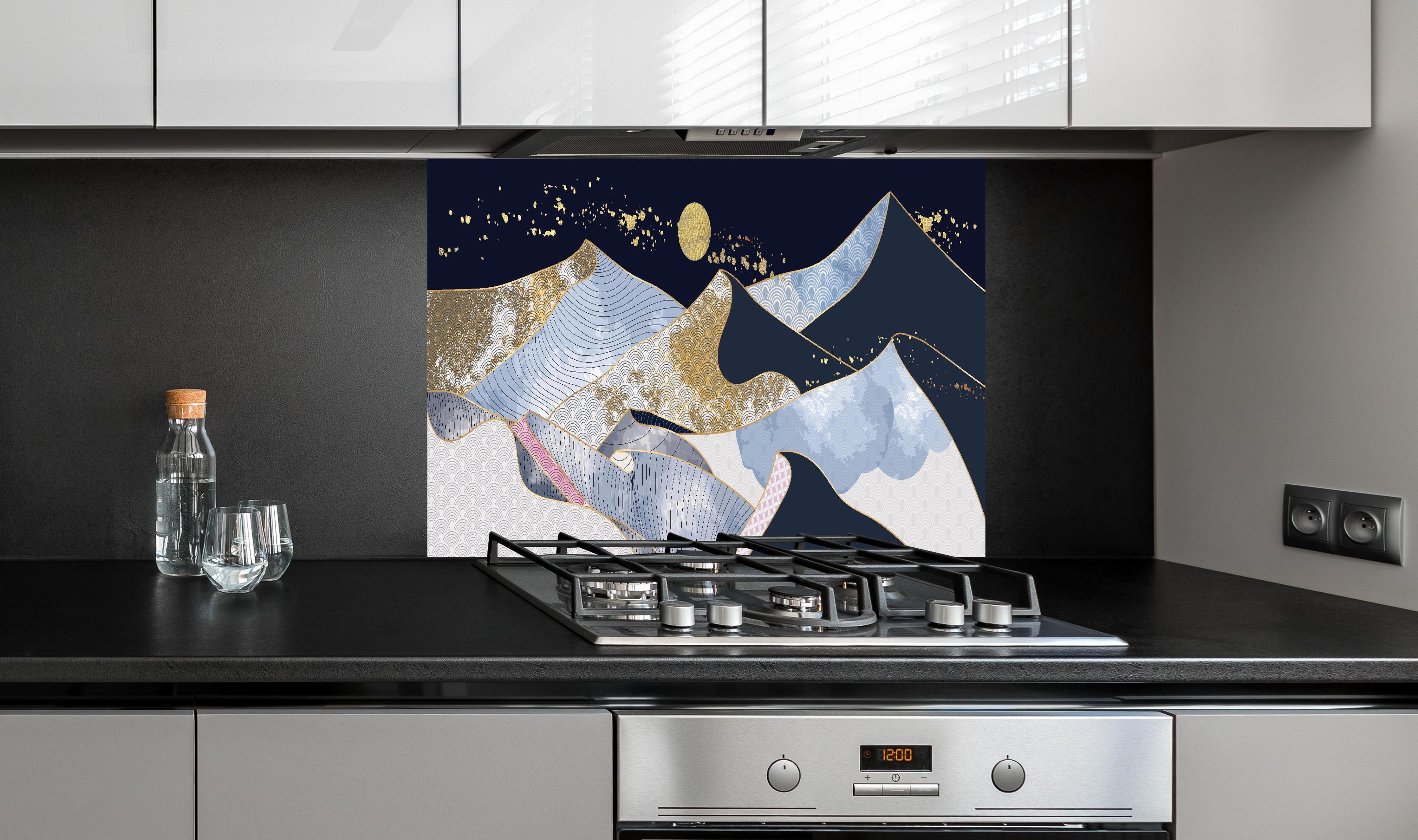 Spritzschutz - Goldene Wellen Kunstwerk mit Mond hinter einem Cerankochfeld zwischen Holz-Kochutensilien