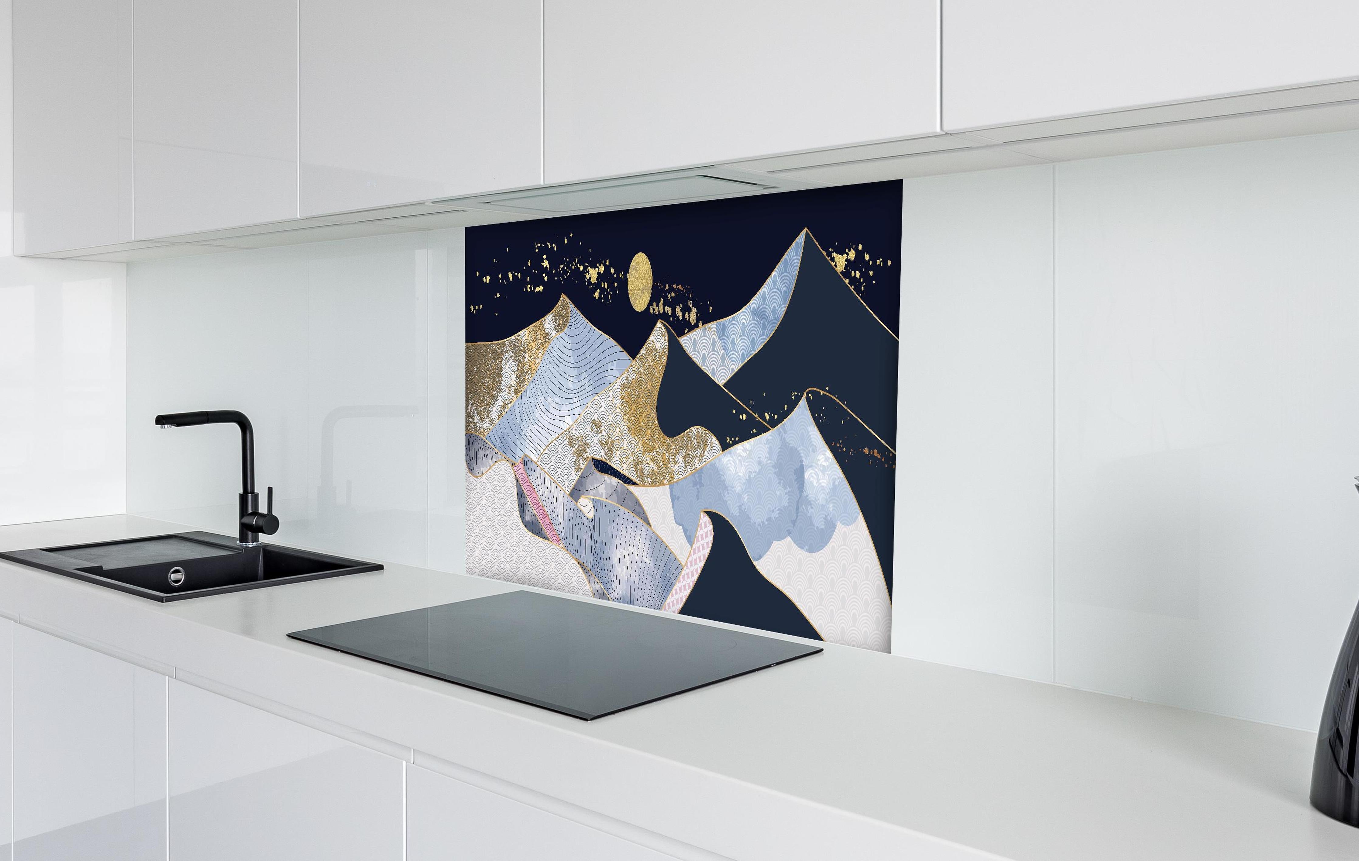 Spritzschutz - Goldene Wellen Kunstwerk mit Mond hinter einem Cerankochfeld zwischen Holz-Kochutensilien