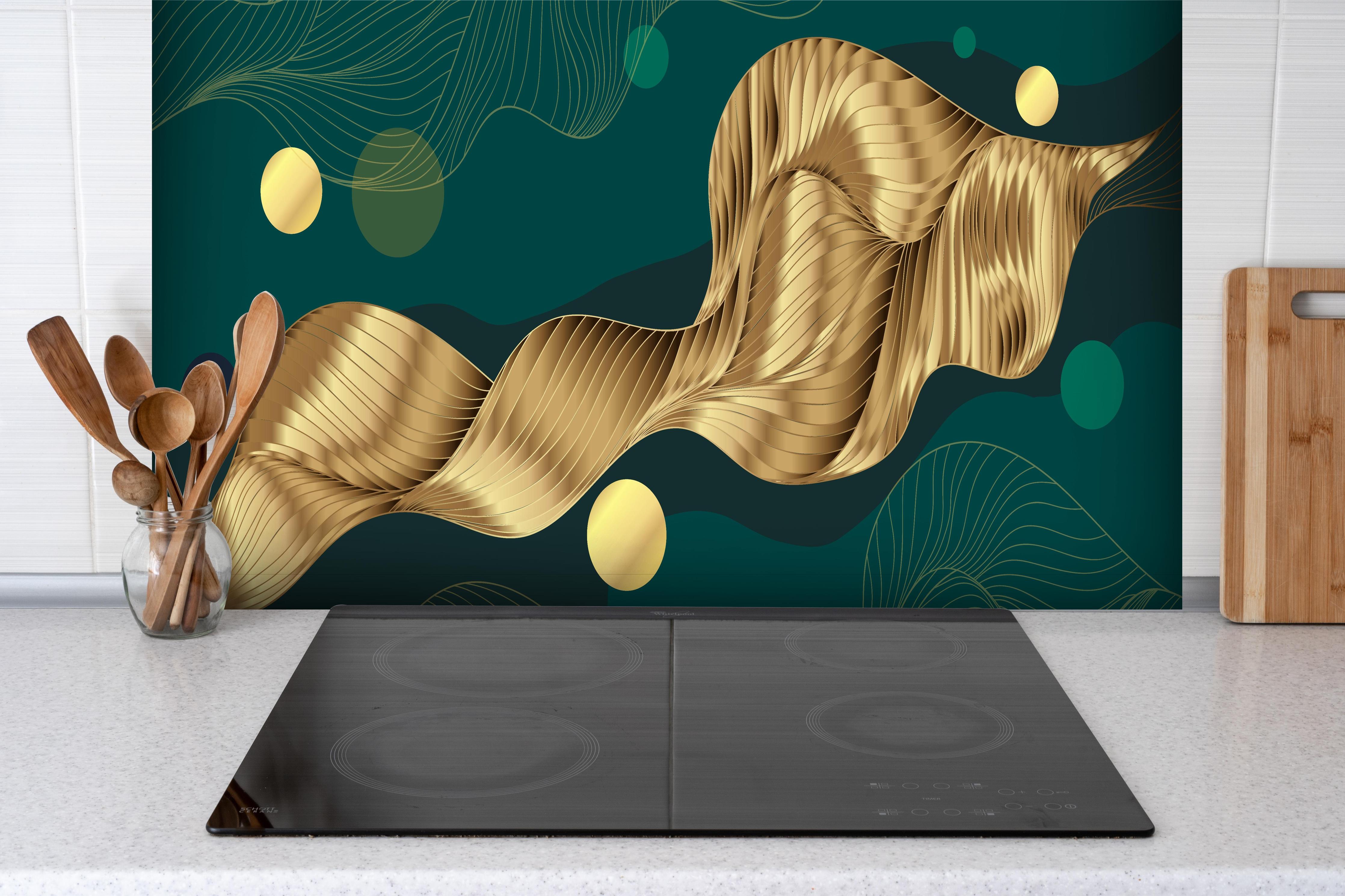 Spritzschutz - Goldene Wellenlinien Kunst auf Dunkelblau hinter einem Cerankochfeld zwischen Holz-Kochutensilien