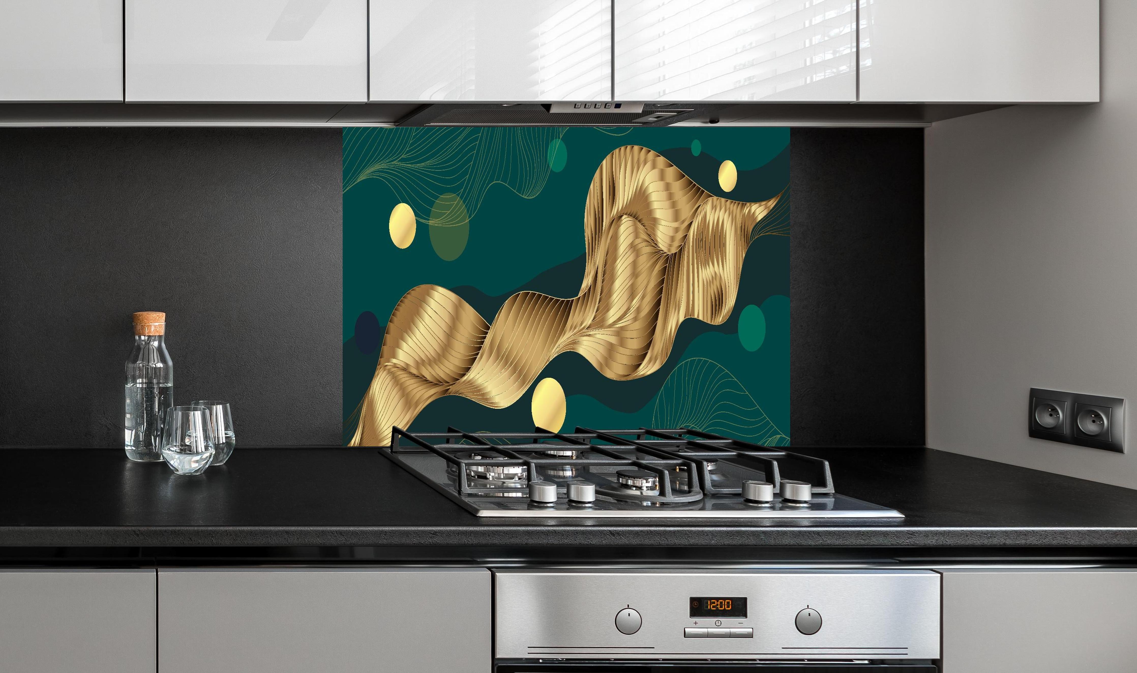 Spritzschutz - Goldene Wellenlinien Kunst auf Dunkelblau hinter einem Cerankochfeld zwischen Holz-Kochutensilien