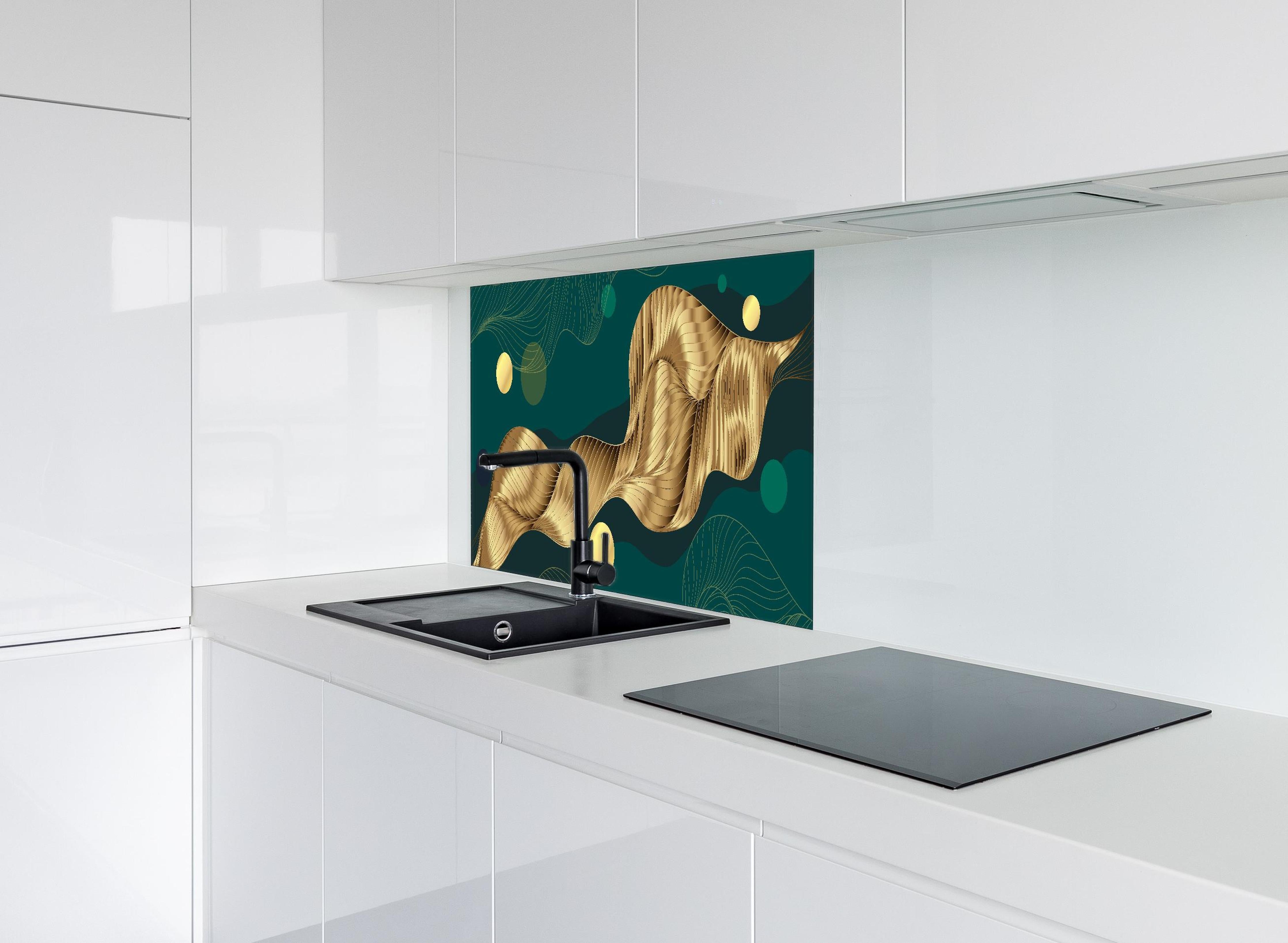 Spritzschutz - Goldene Wellenlinien Kunst auf Dunkelblau hinter einem Cerankochfeld zwischen Holz-Kochutensilien