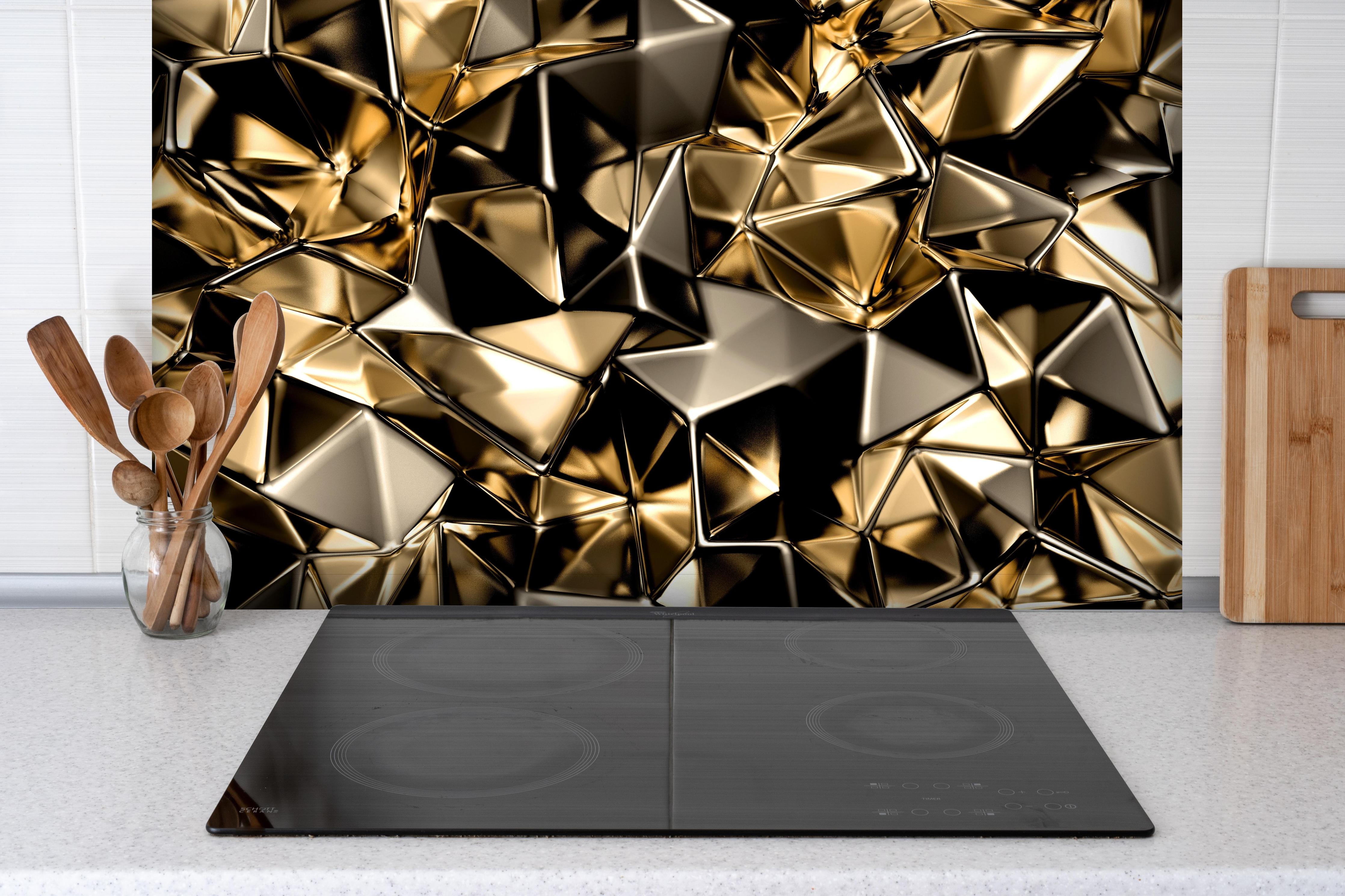 Spritzschutz - Goldene abstrakte Kristallstruktur Hintergrund hinter einem Cerankochfeld zwischen Holz-Kochutensilien