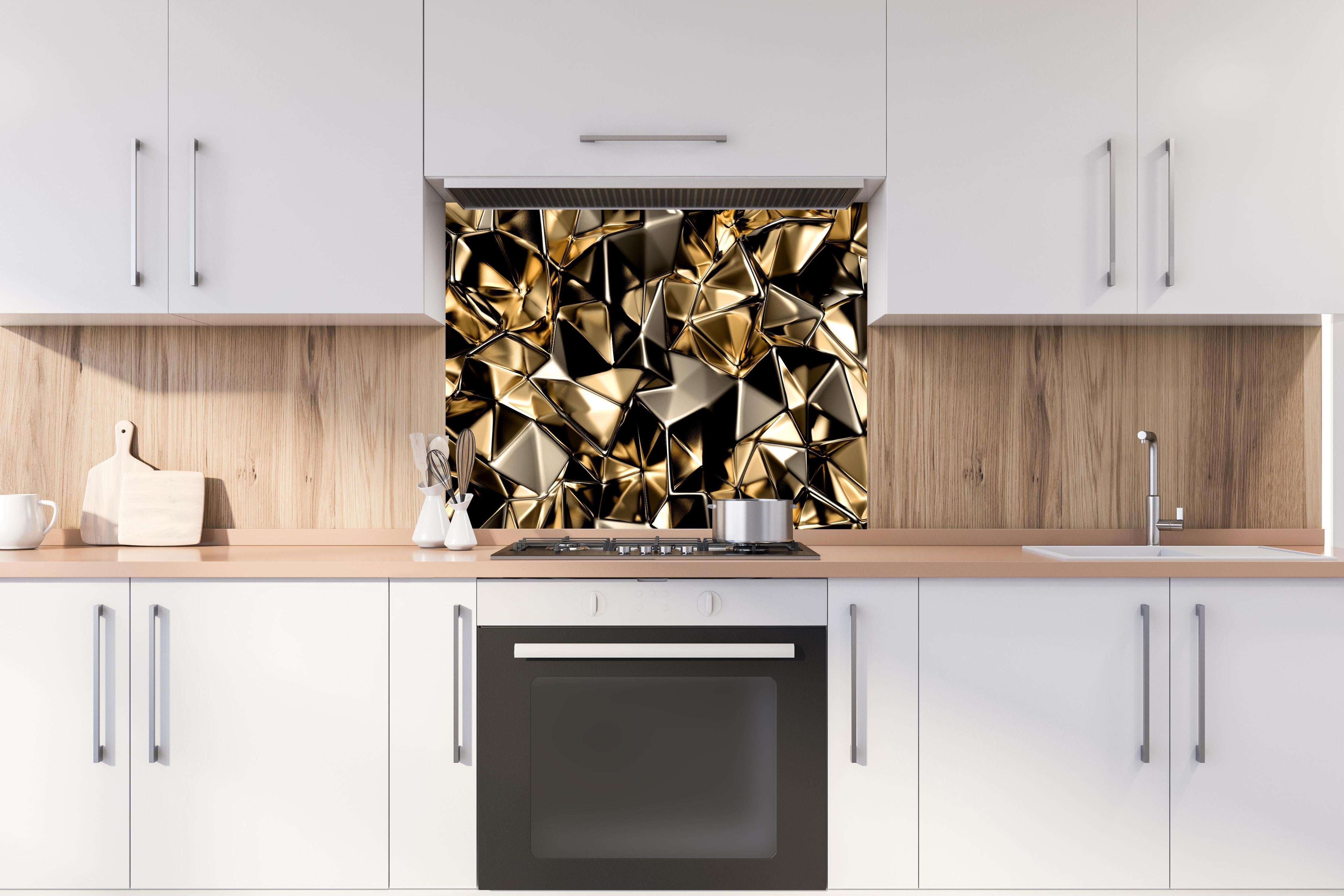 Spritzschutz - Goldene abstrakte Kristallstruktur Hintergrund hinter einem Cerankochfeld zwischen Holz-Kochutensilien