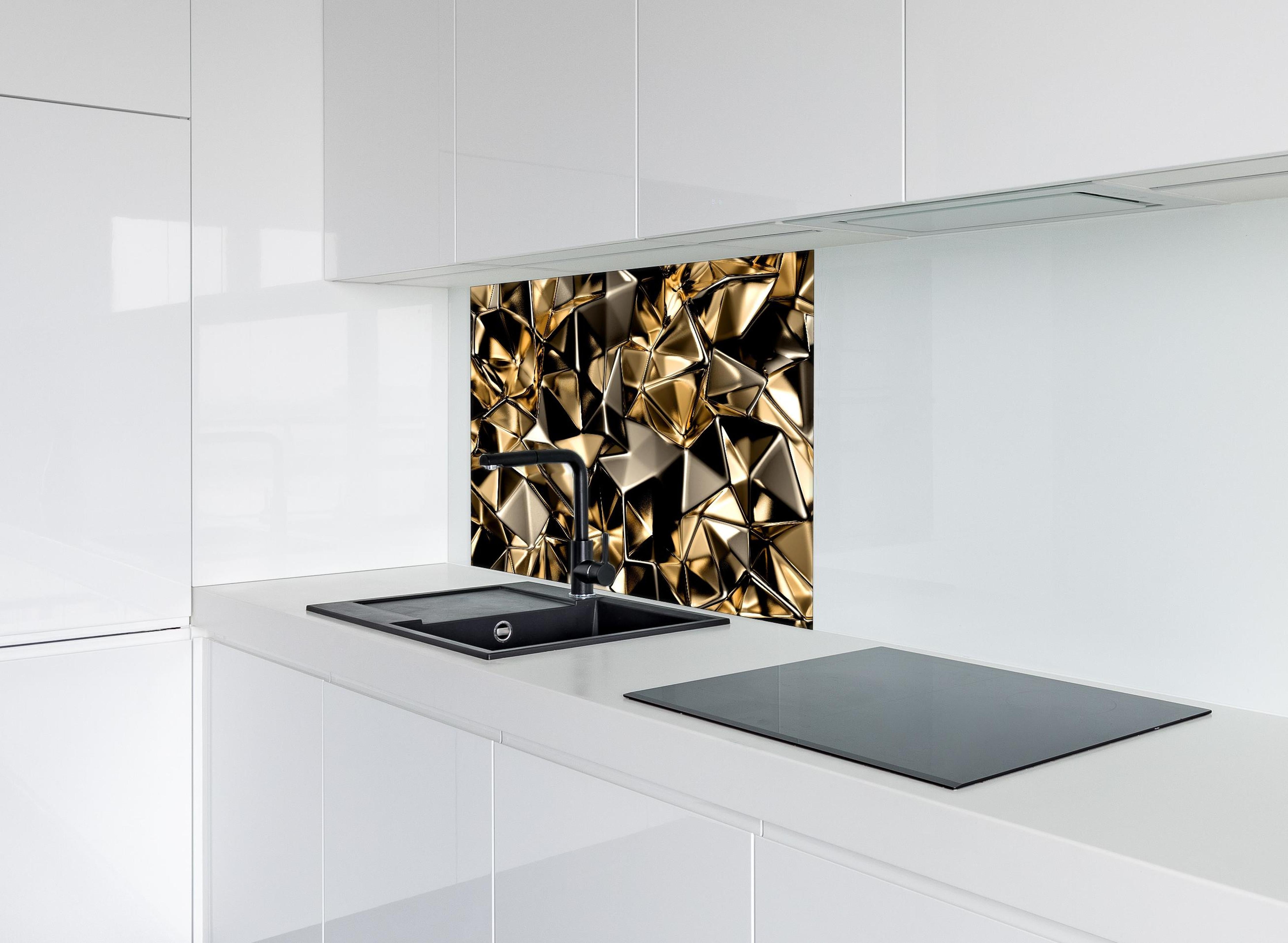 Spritzschutz - Goldene abstrakte Kristallstruktur Hintergrund hinter einem Cerankochfeld zwischen Holz-Kochutensilien