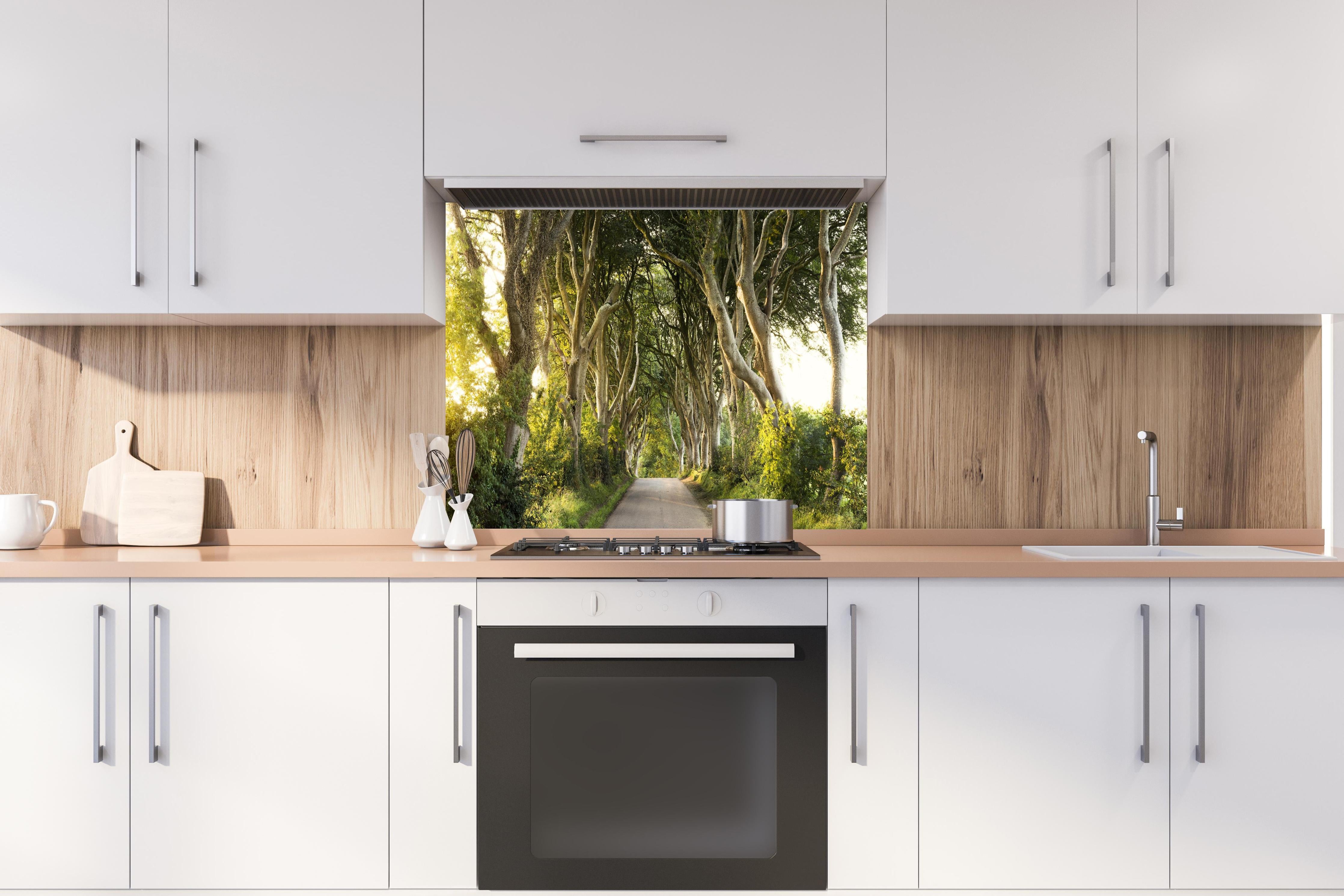 Spritzschutz - Goldener Weg im Wald hinter einem Cerankochfeld zwischen Holz-Kochutensilien