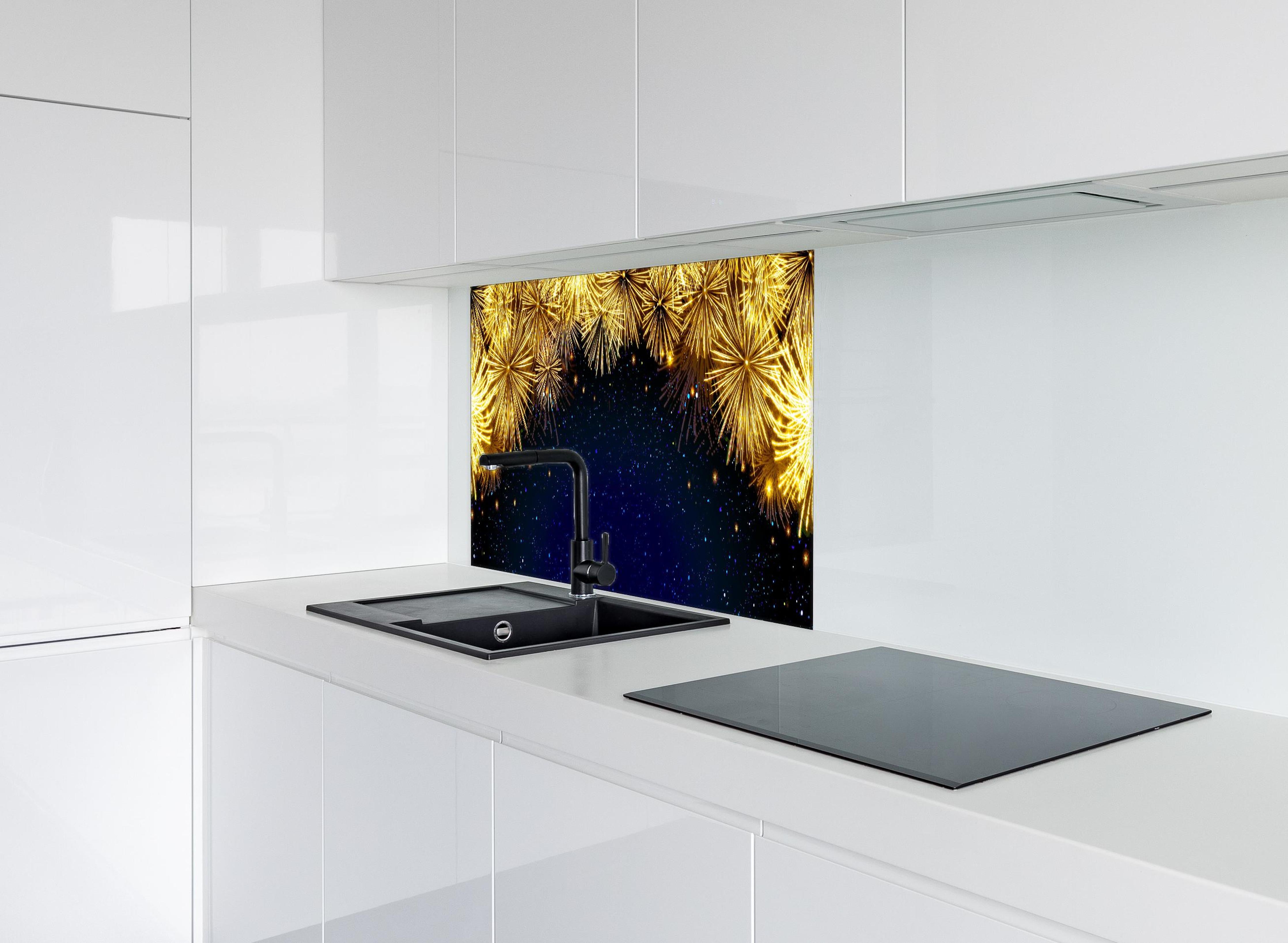 Spritzschutz - Goldenes Feuerwerk - Hintergrund hinter einem Cerankochfeld zwischen Holz-Kochutensilien