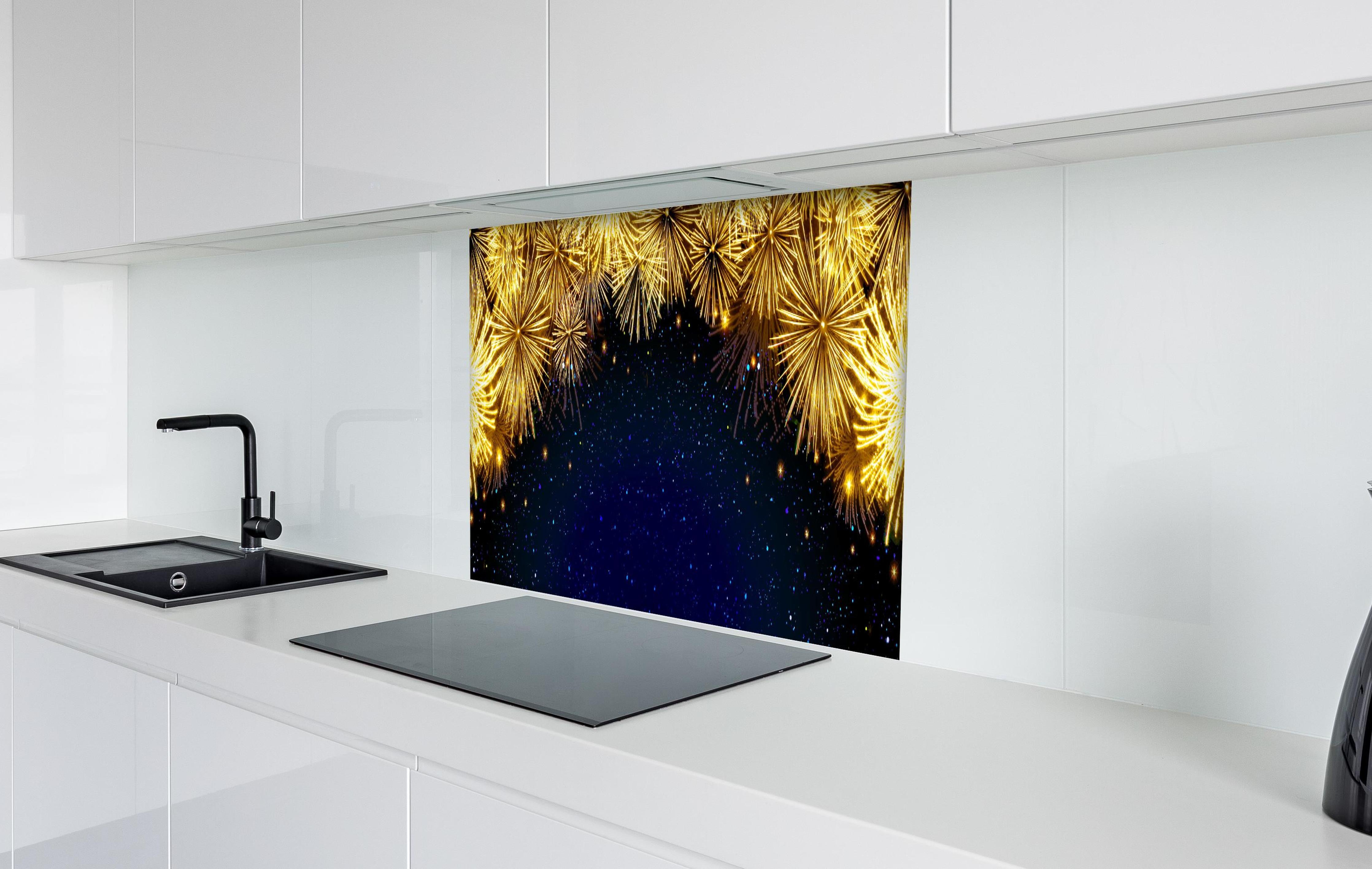 Spritzschutz - Goldenes Feuerwerk - Hintergrund hinter einem Cerankochfeld zwischen Holz-Kochutensilien