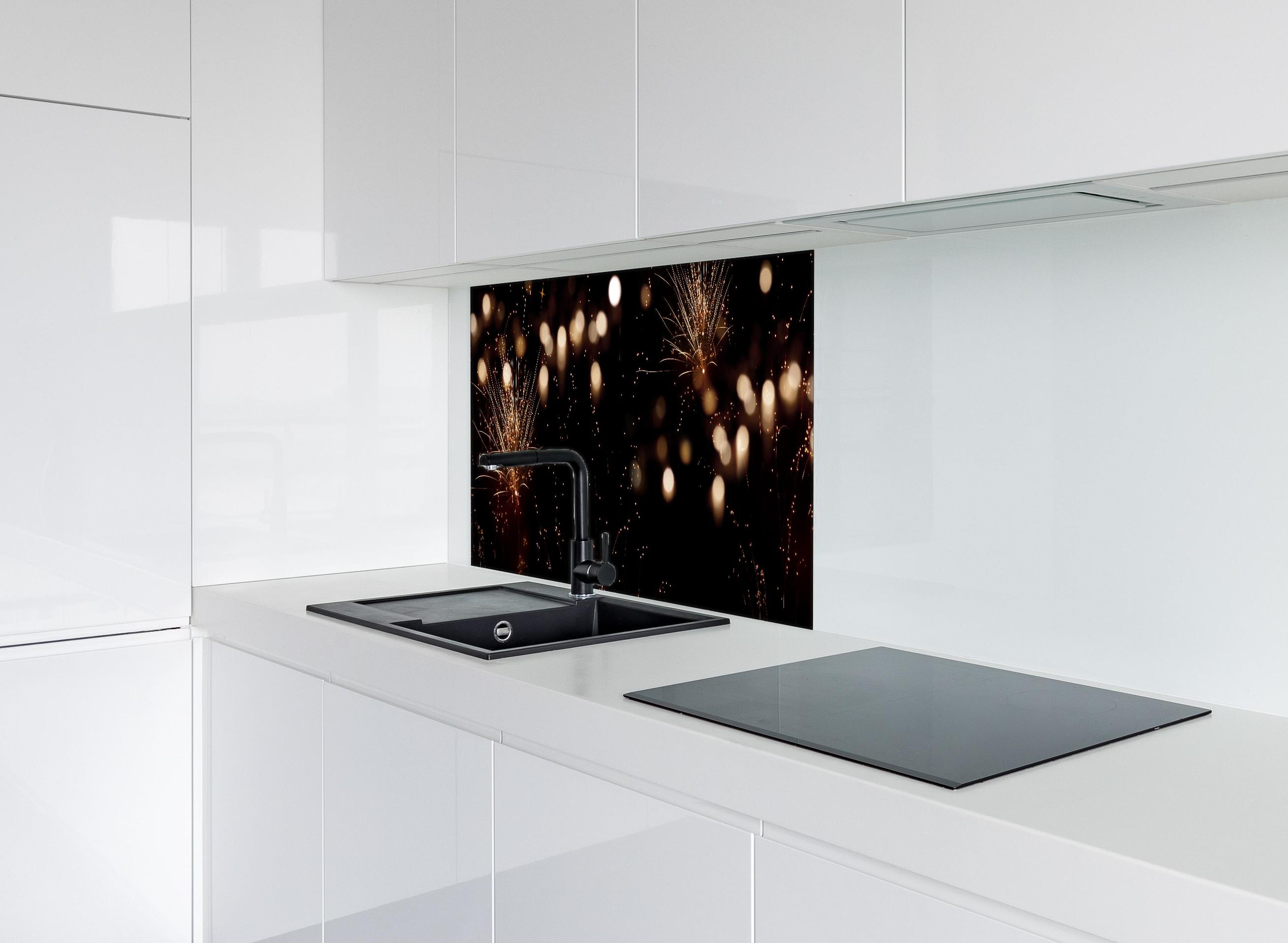 Spritzschutz - Goldenes Feuerwerk am Nachthimmel hinter einem Cerankochfeld zwischen Holz-Kochutensilien