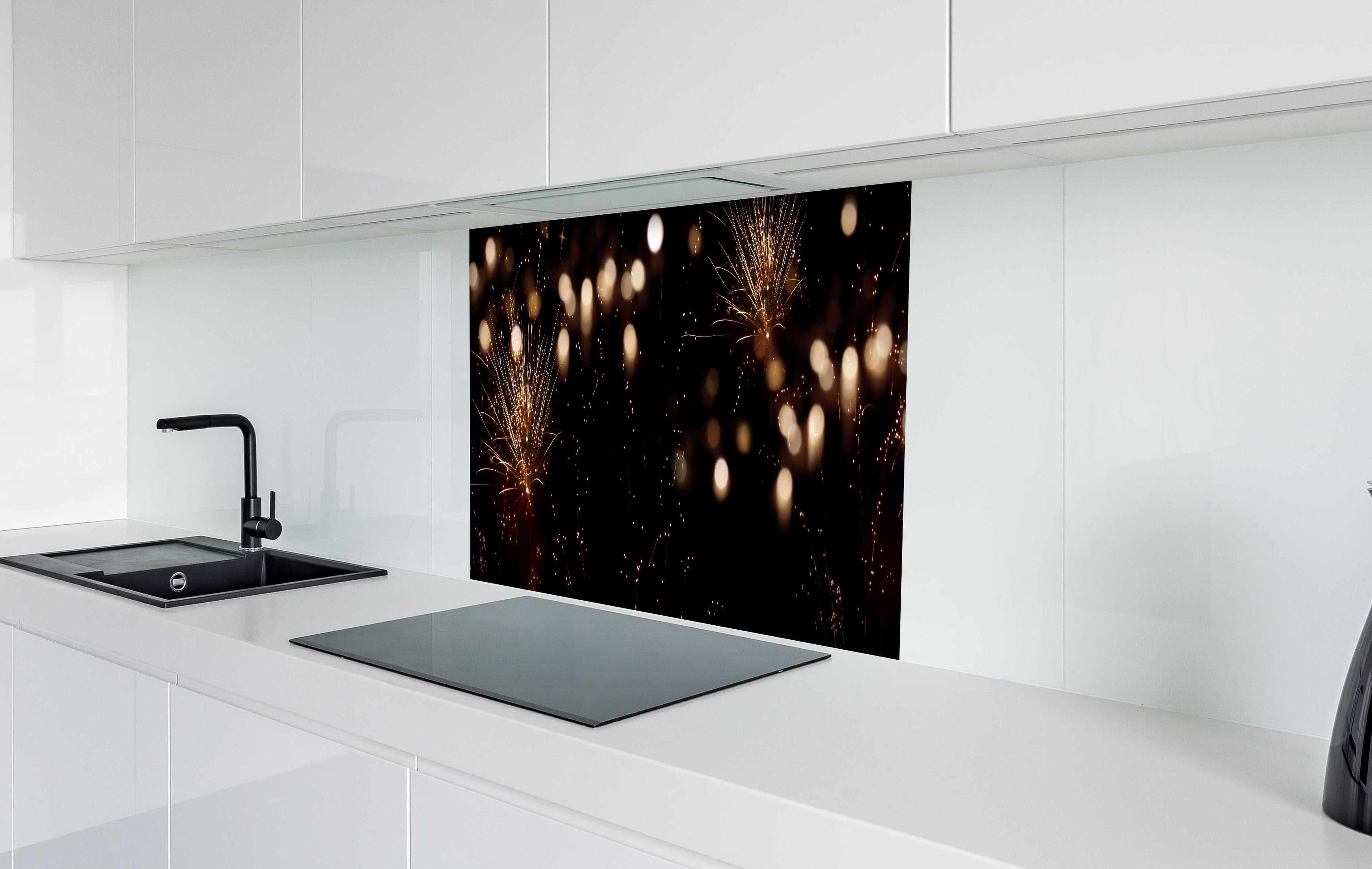 Spritzschutz - Goldenes Feuerwerk am Nachthimmel hinter einem Cerankochfeld zwischen Holz-Kochutensilien