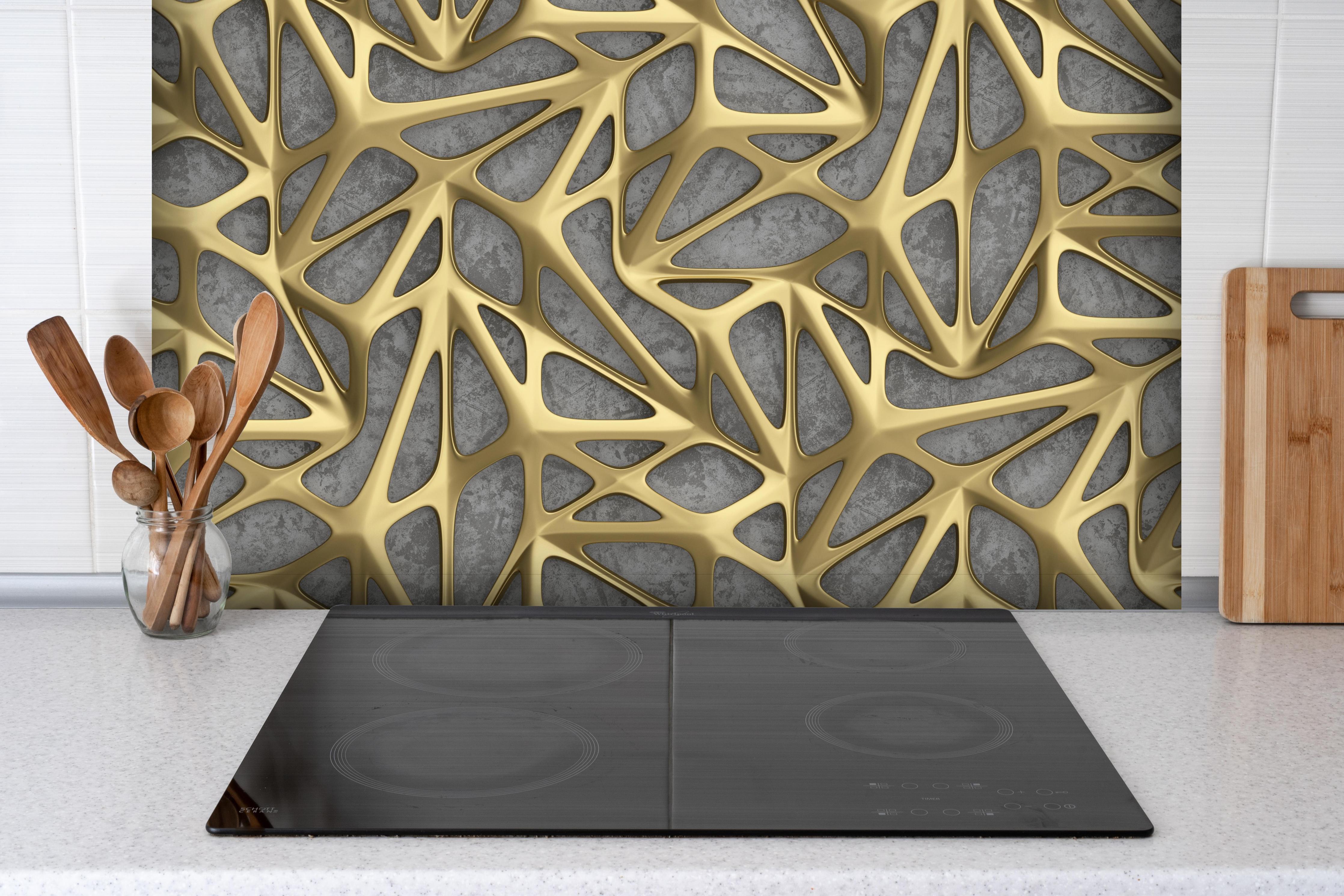 Spritzschutz - Goldenes Gitter Muster hinter einem Cerankochfeld zwischen Holz-Kochutensilien