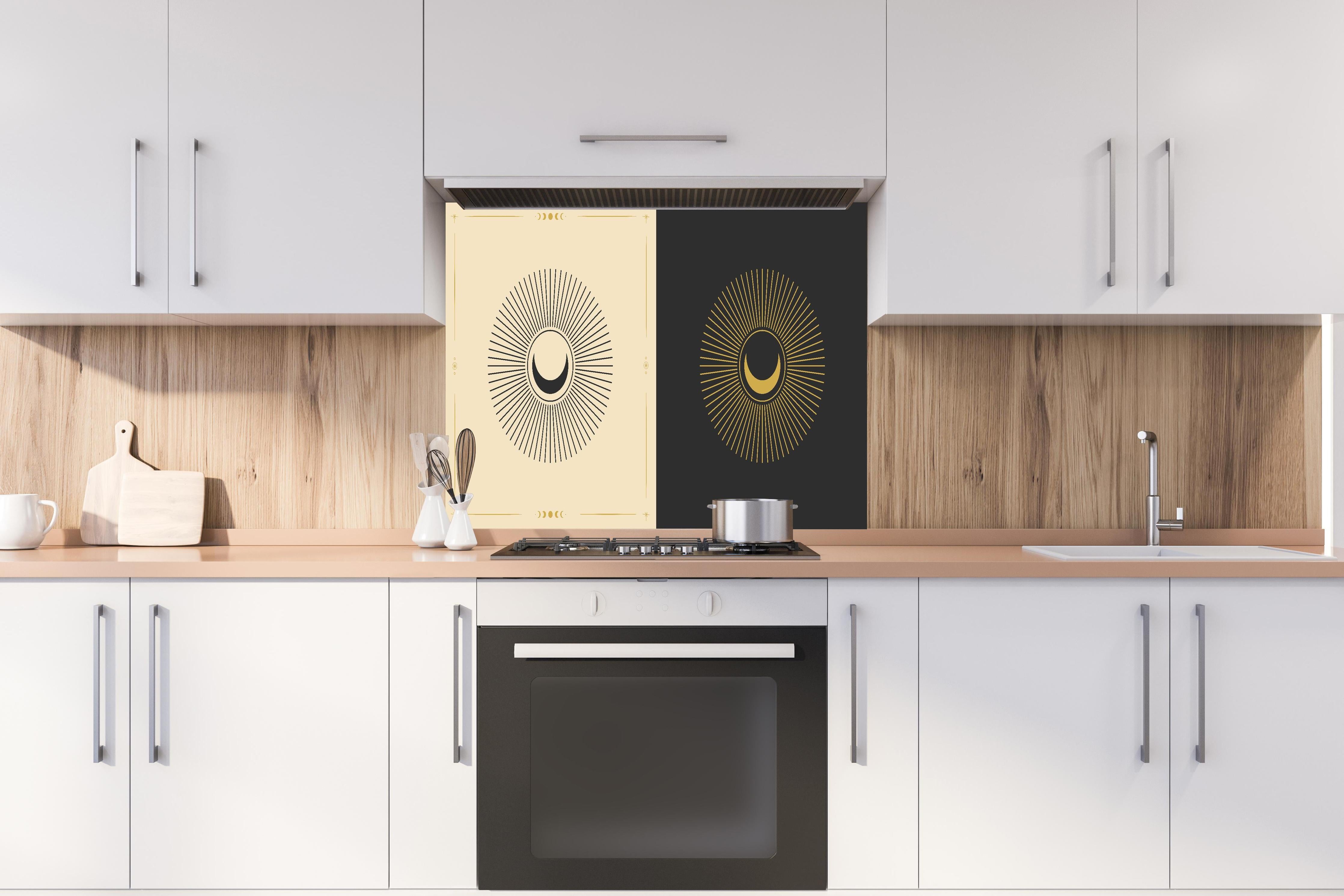 Spritzschutz - Goldenes Sonnenmotiv auf Schwarzem Hintergrund hinter einem Cerankochfeld zwischen Holz-Kochutensilien