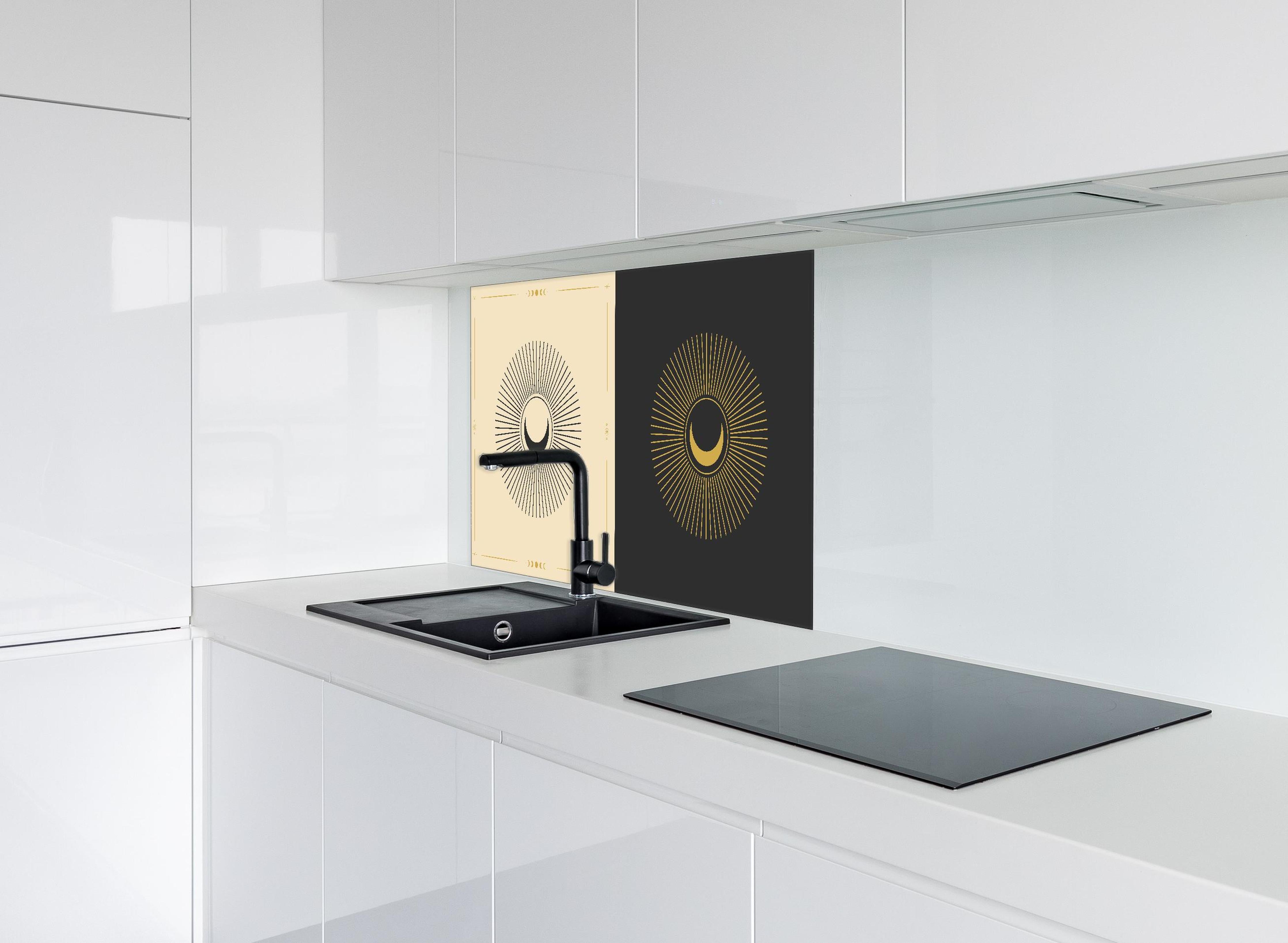 Spritzschutz - Goldenes Sonnenmotiv auf Schwarzem Hintergrund hinter einem Cerankochfeld zwischen Holz-Kochutensilien
