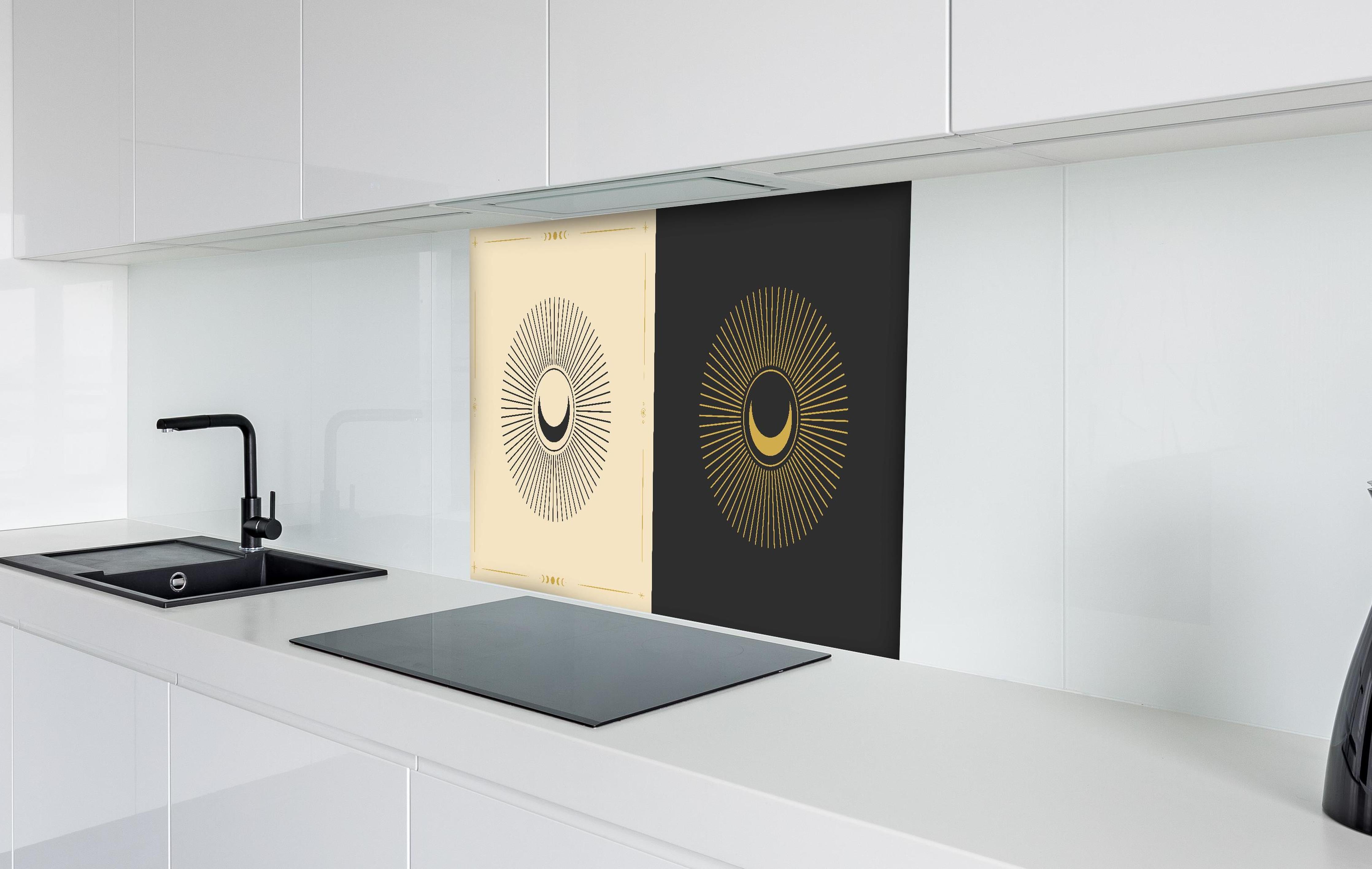 Spritzschutz - Goldenes Sonnenmotiv auf Schwarzem Hintergrund hinter einem Cerankochfeld zwischen Holz-Kochutensilien