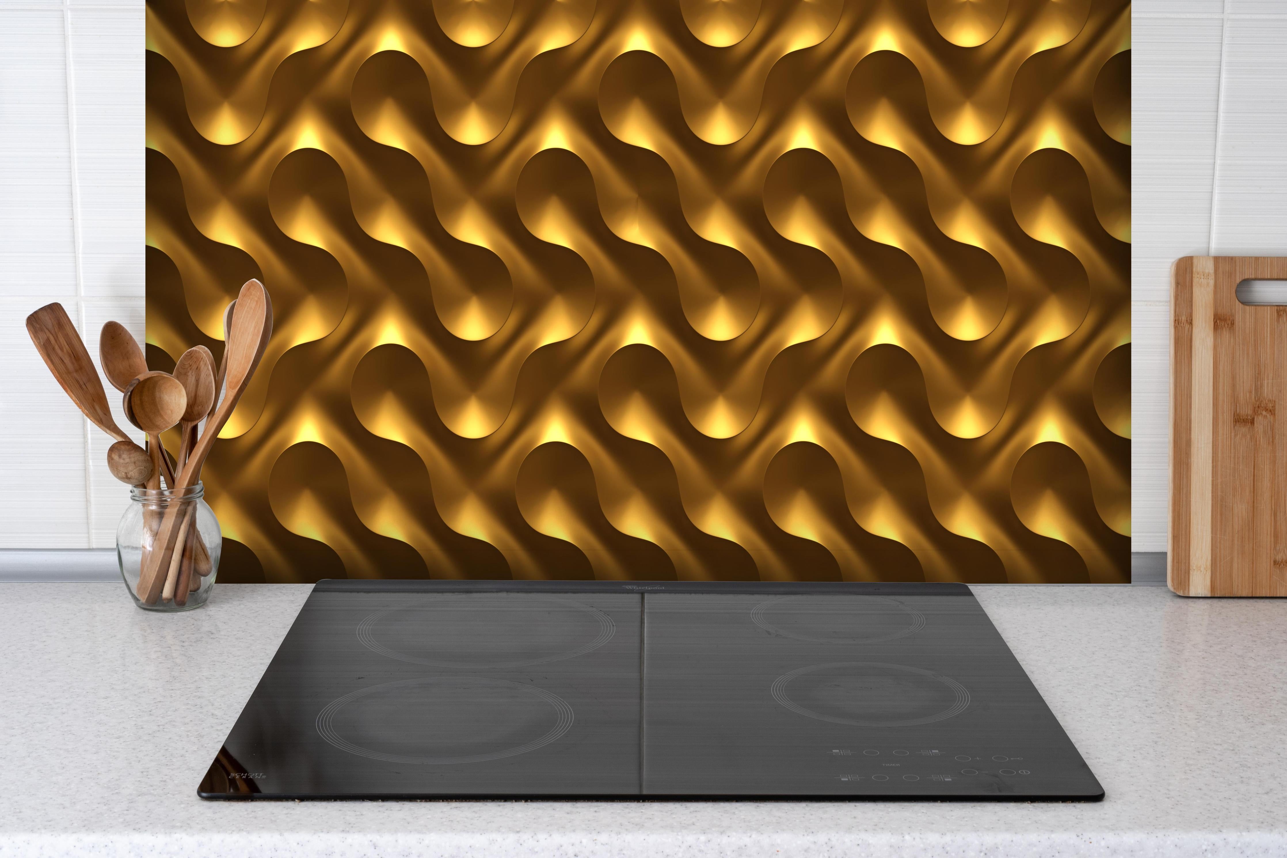 Spritzschutz - Goldenes Wellen Muster hinter einem Cerankochfeld zwischen Holz-Kochutensilien