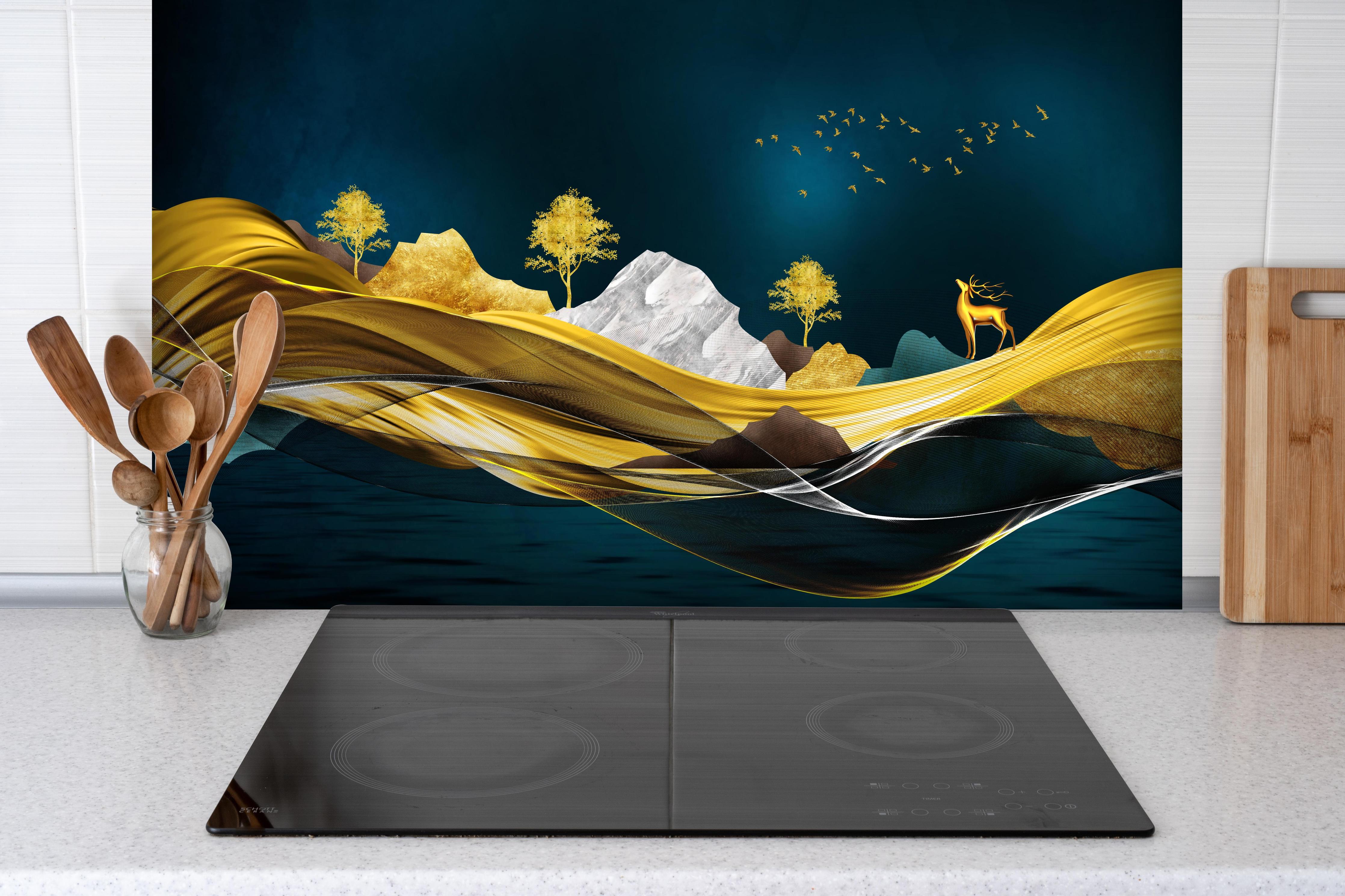 Spritzschutz - Goldenes Wellendesign - 3D hinter einem Cerankochfeld zwischen Holz-Kochutensilien