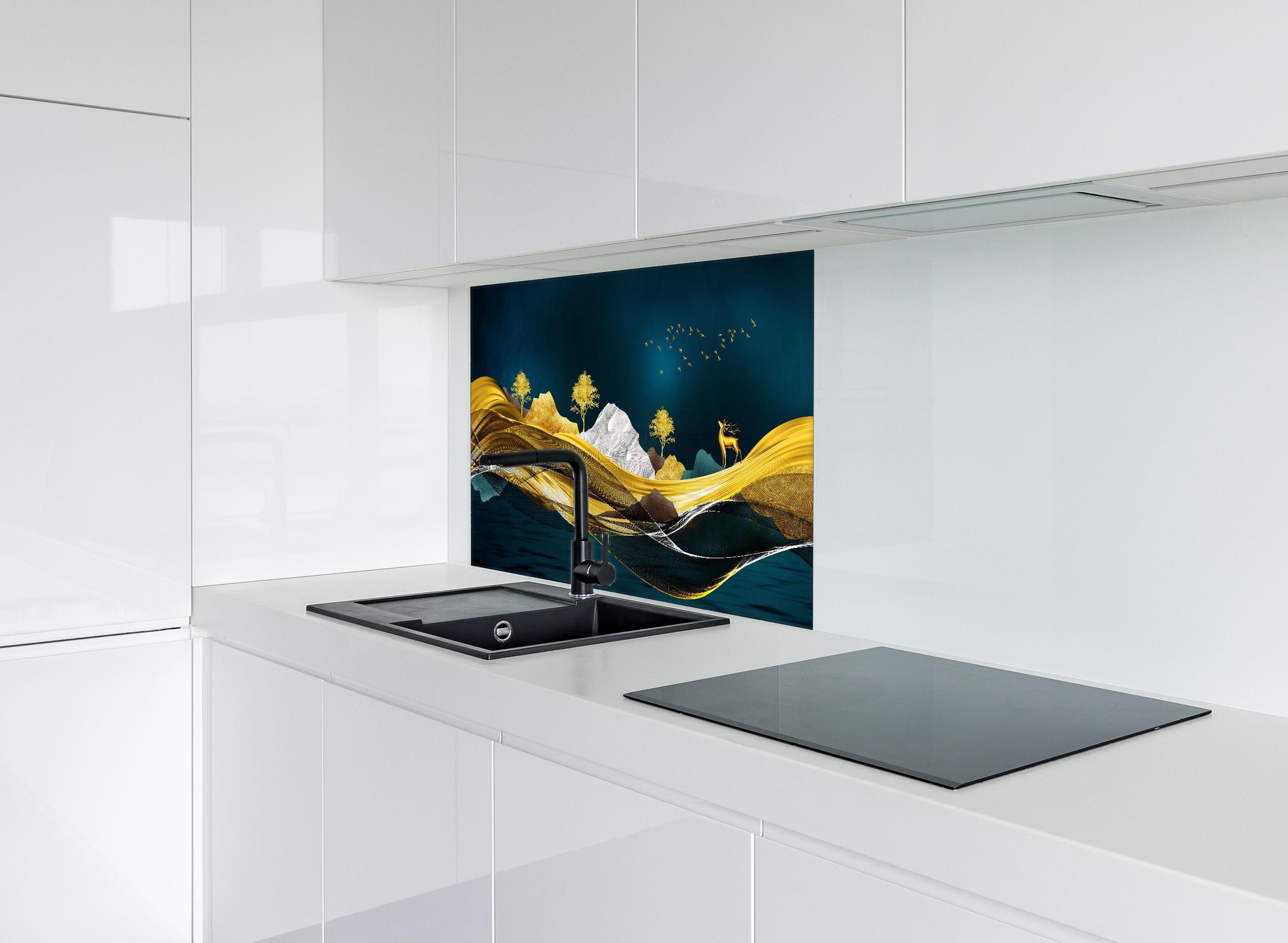 Spritzschutz - Goldenes Wellendesign - 3D hinter einem Cerankochfeld zwischen Holz-Kochutensilien