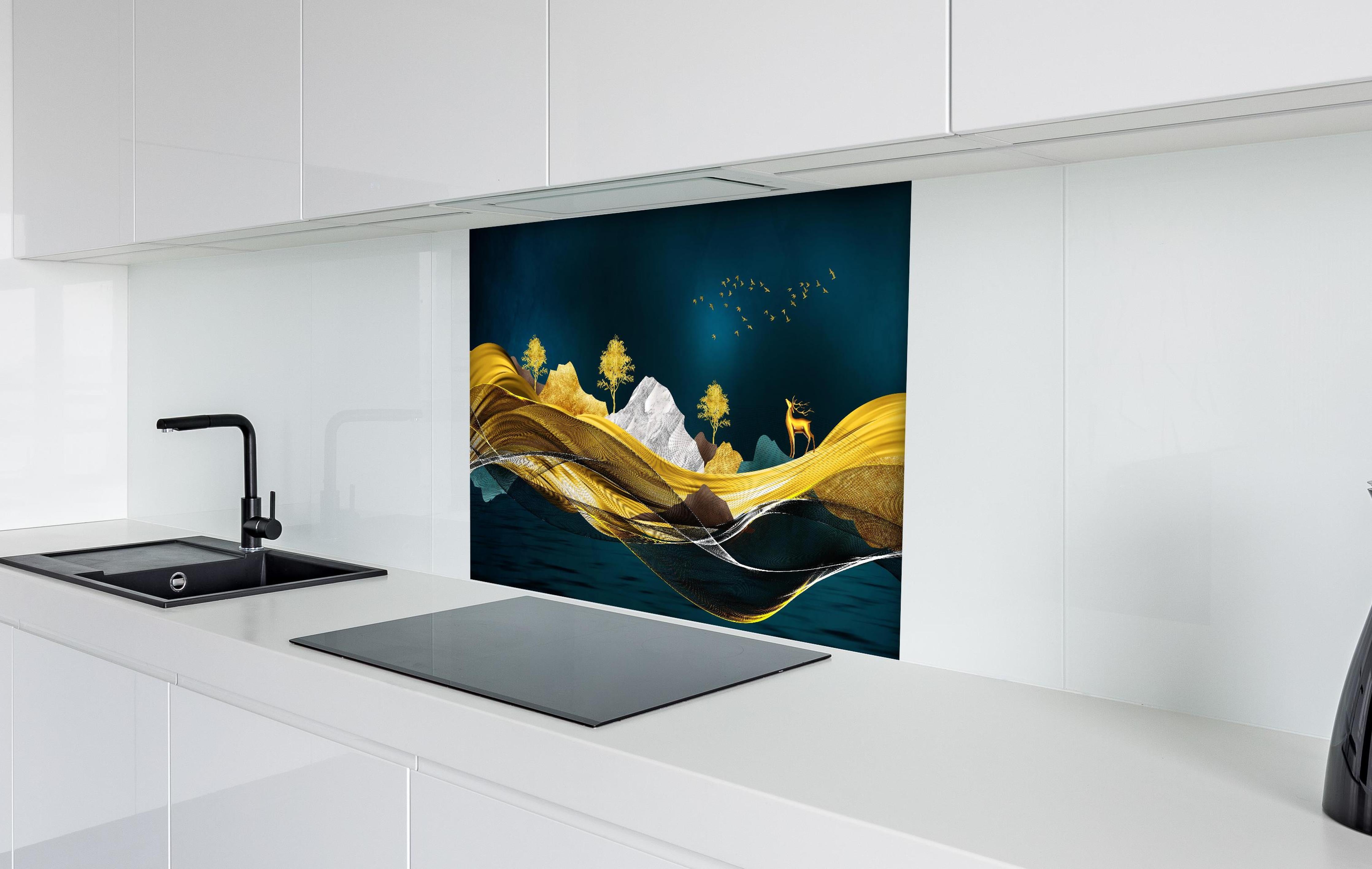 Spritzschutz - Goldenes Wellendesign - 3D hinter einem Cerankochfeld zwischen Holz-Kochutensilien